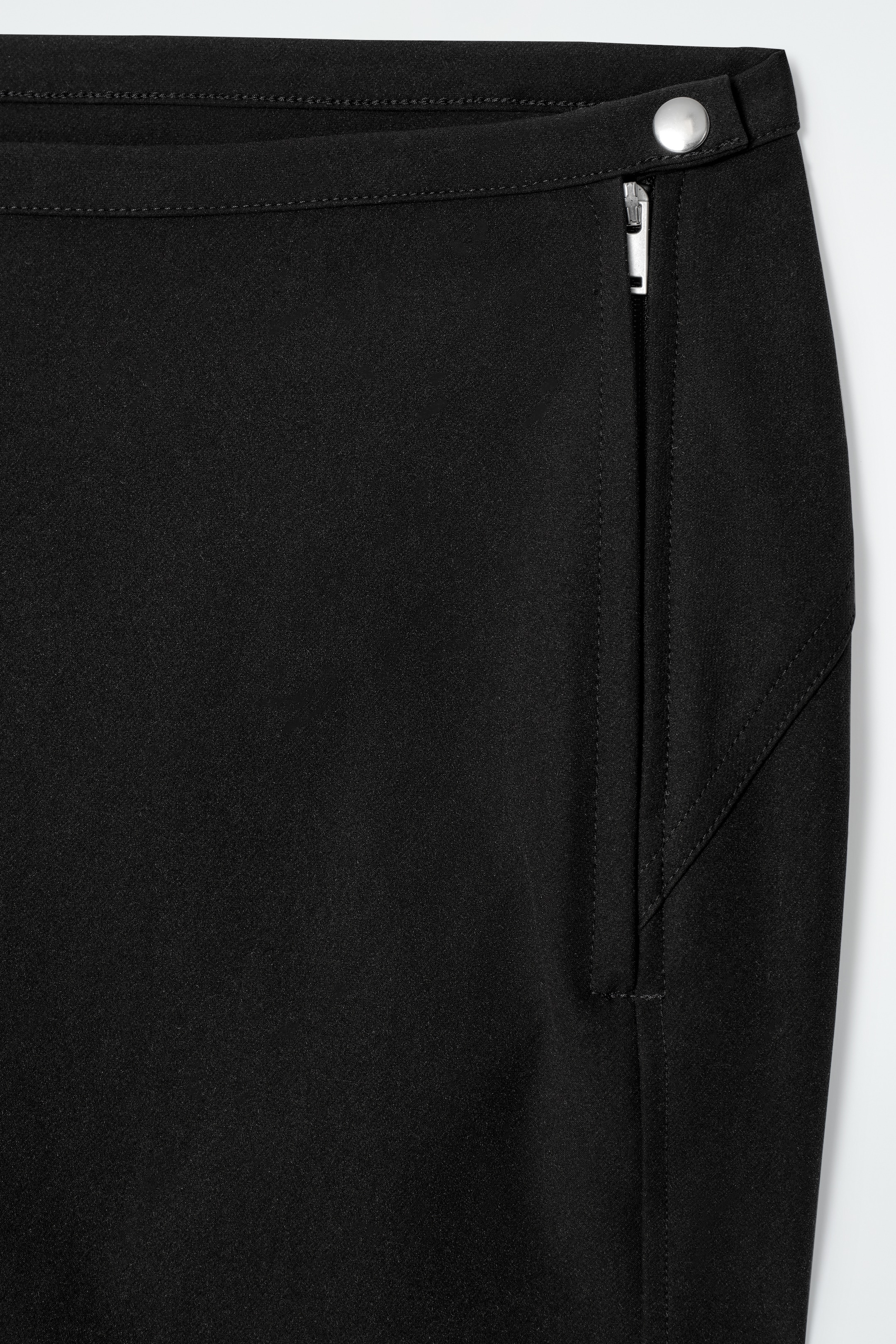 Zobraziť väčší obrázok: ÚZKE KAPRI NOHAVICE - Čierna - ŽENY | H&M SK 6