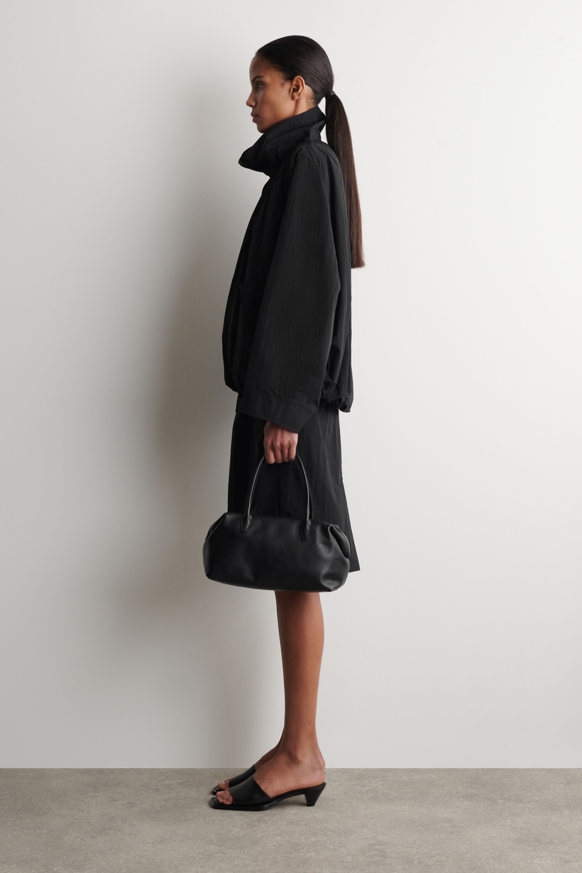 タグ付き COSナイロンファンネルネック NYLON FUNNEL-NECK JACKET - BLACK | COS CA