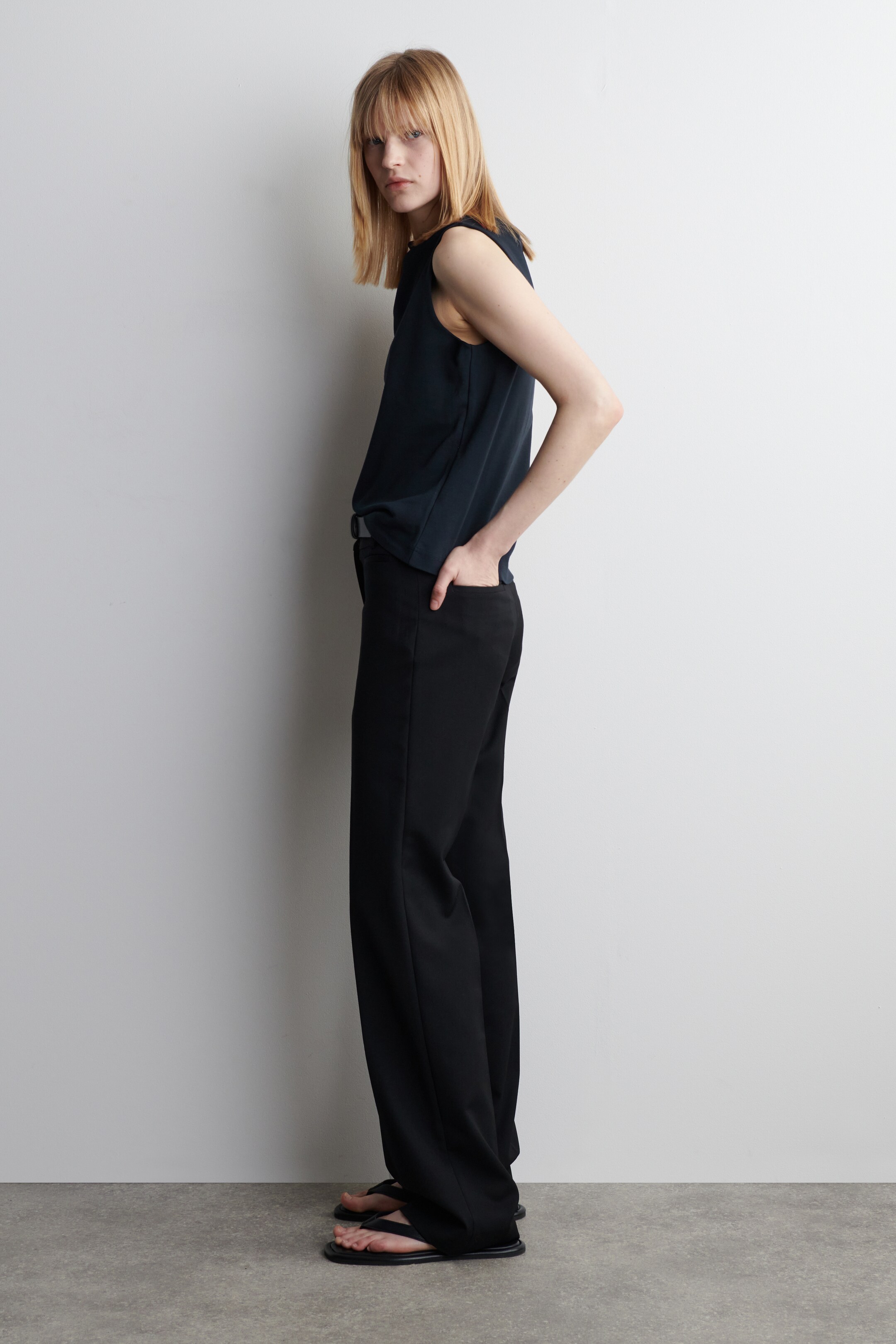 Ingrandisci l'immagine: TWIST-DETAIL COTTON TOP - NAVY - DONNA | H&M CH 3