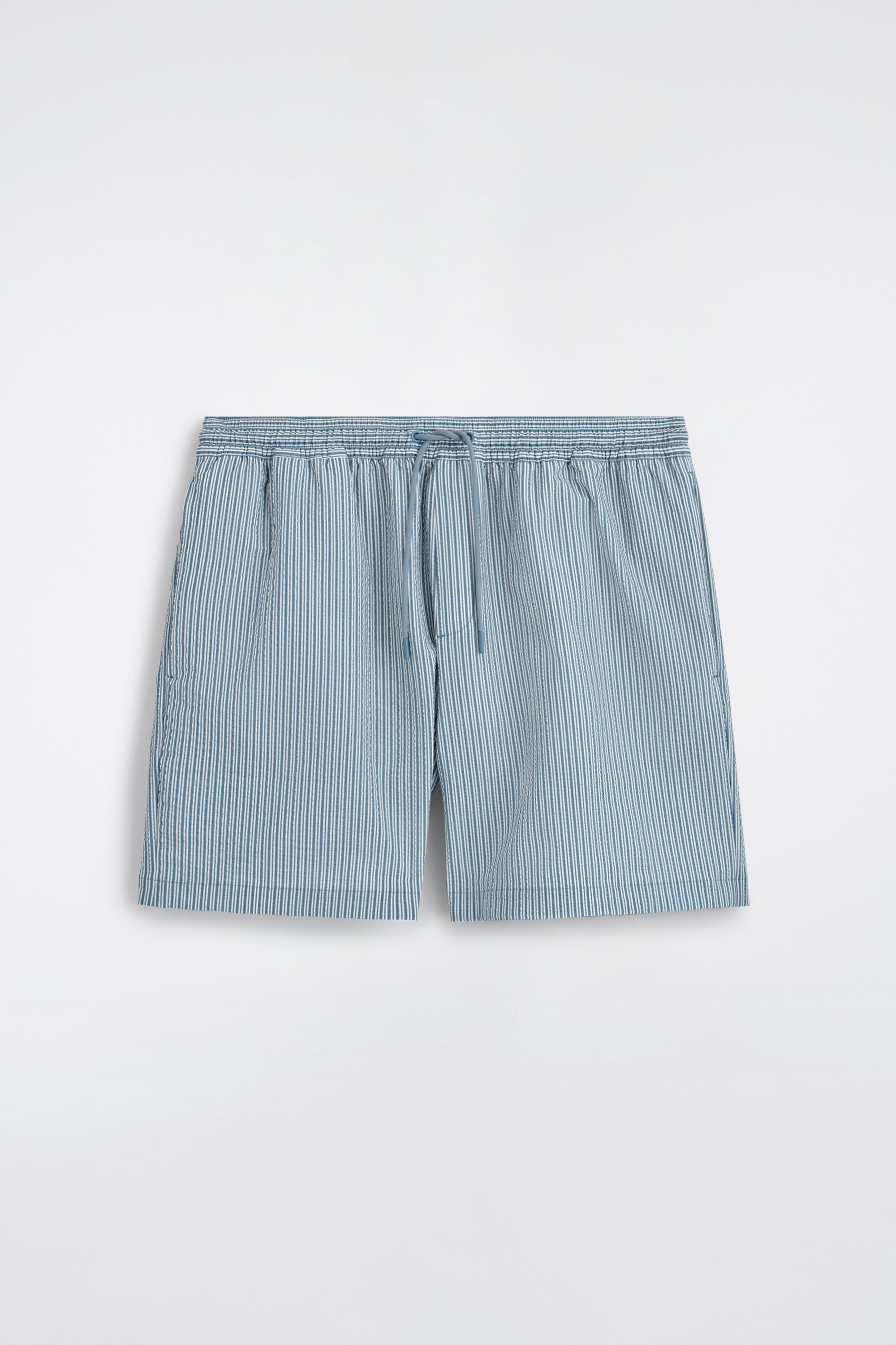 STRIPED SEERSUCKER DRAWSTRING SWIM SHORTS - כחול / פסים