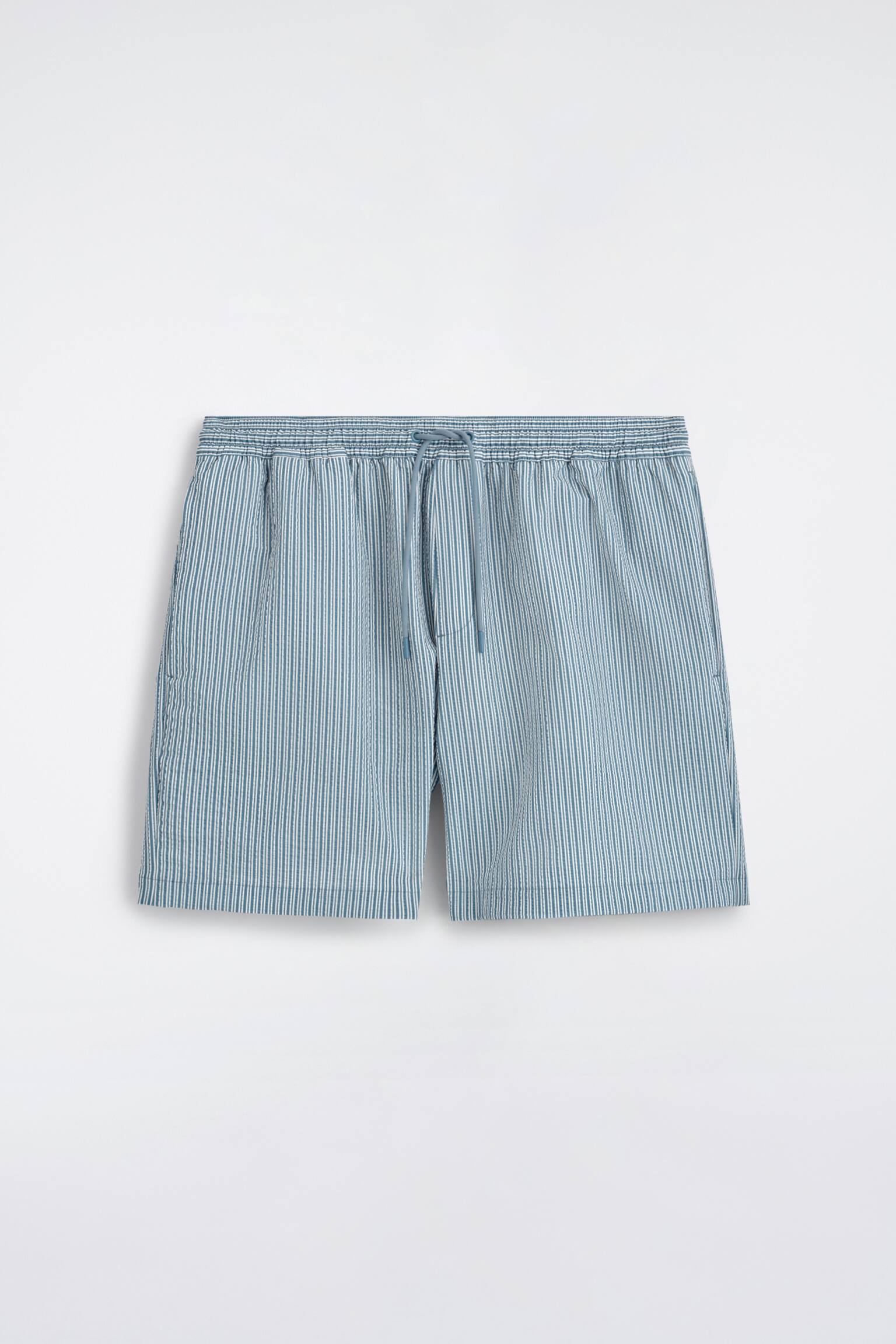 STRIPED SEERSUCKER DRAWSTRING SWIM SHORTS - כחול / פסים - 1