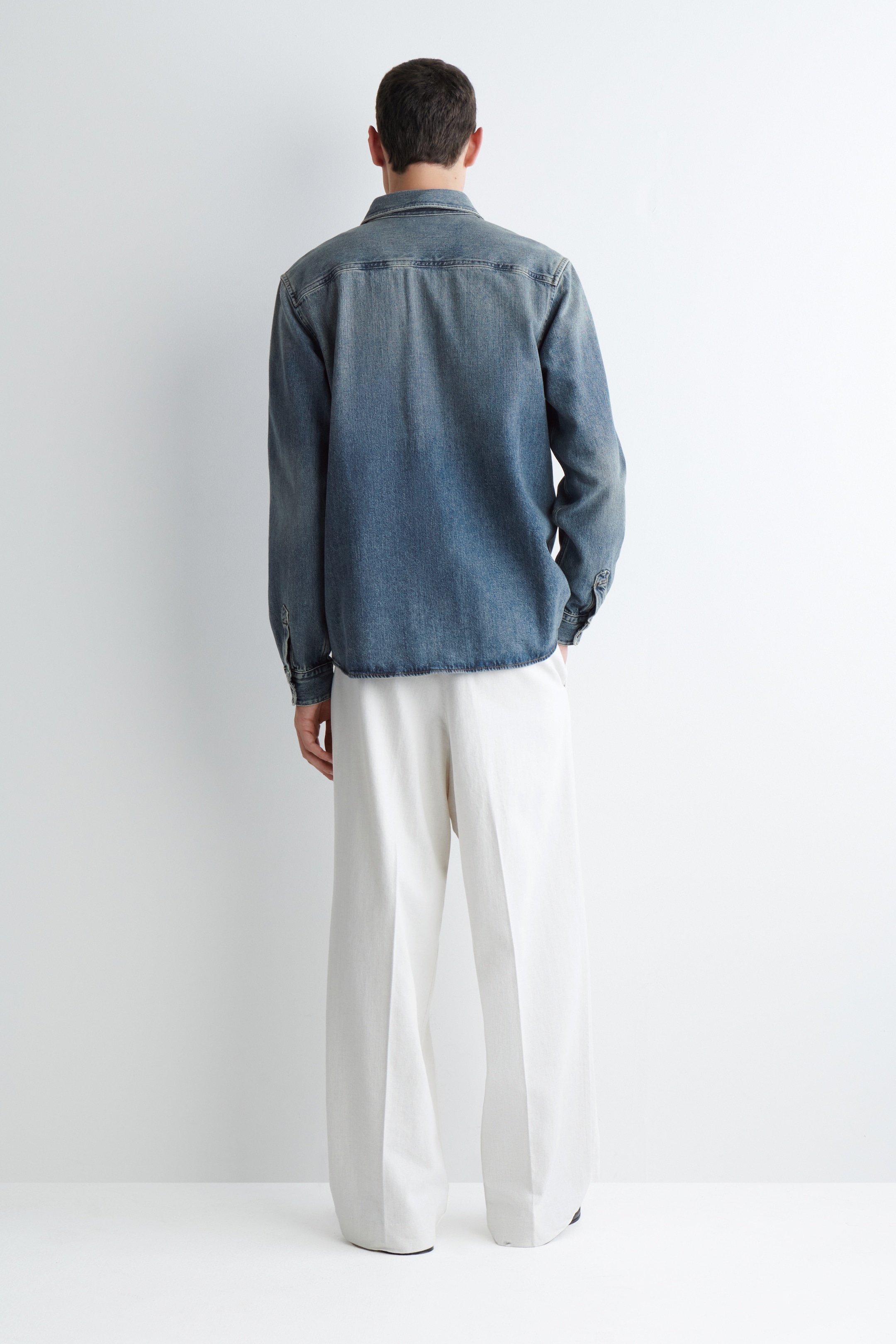 Visa större bild: JEANSSKJORTA - BLEKT BLÅ - HERR | H&M SE 4
