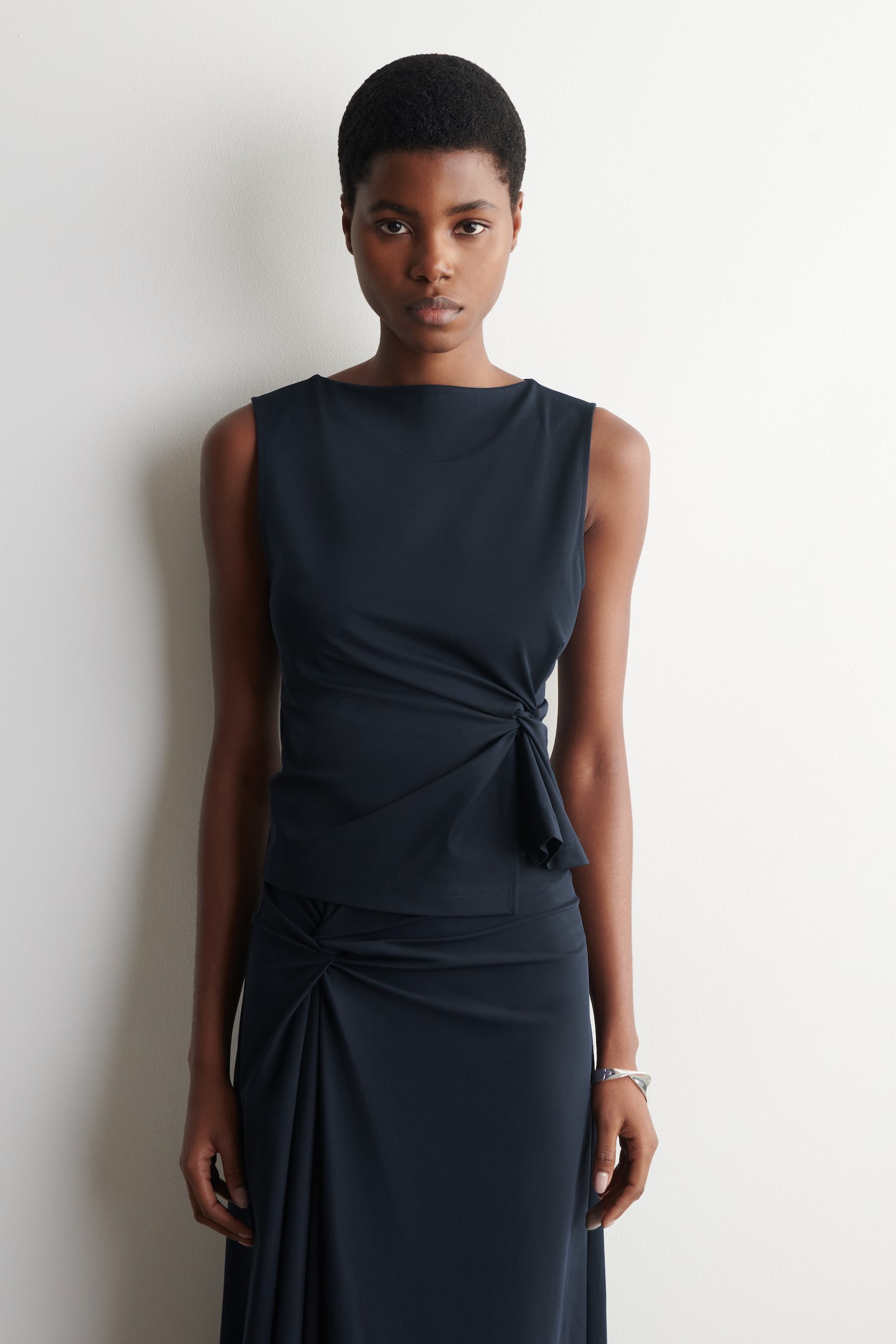 TWIST-DETAIL JERSEY TOP - כחול כהה/חום כהה - 1