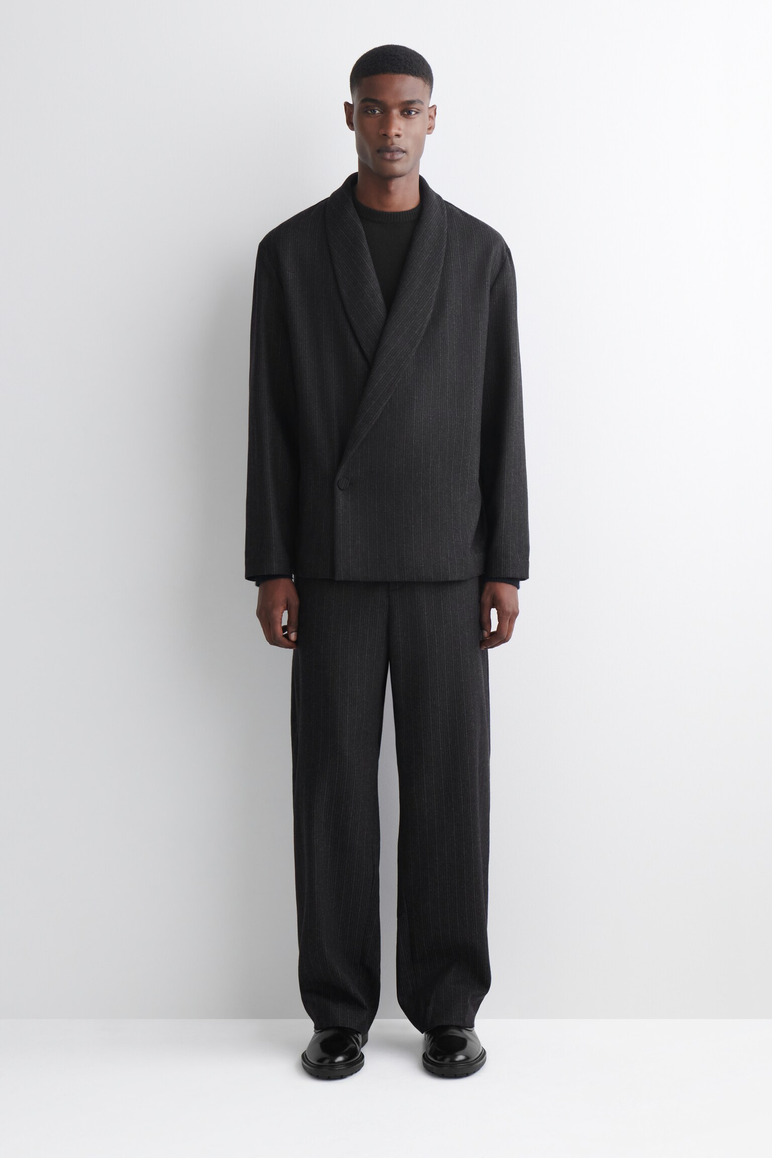 NÅLESTRIBET ULD BUKSER MED AFSLAPPET, TILSPIDSET PASFORM - GRÅ / NÅLESTRIBET - 1