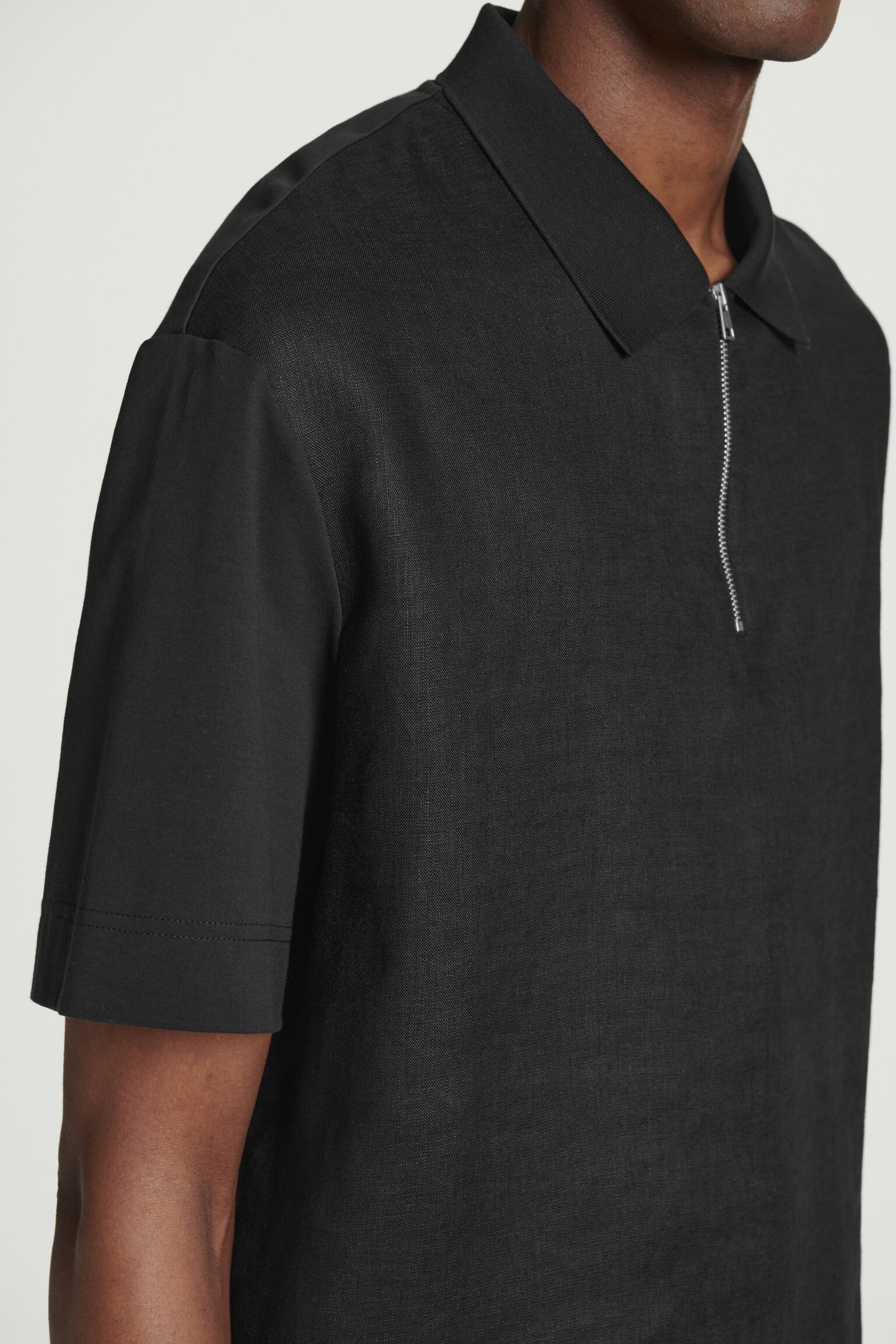POLO DEMI-ZIPPÉ À PANNEAU CONTRASTÉ EN LIN - NOIR/TAUPE - 7