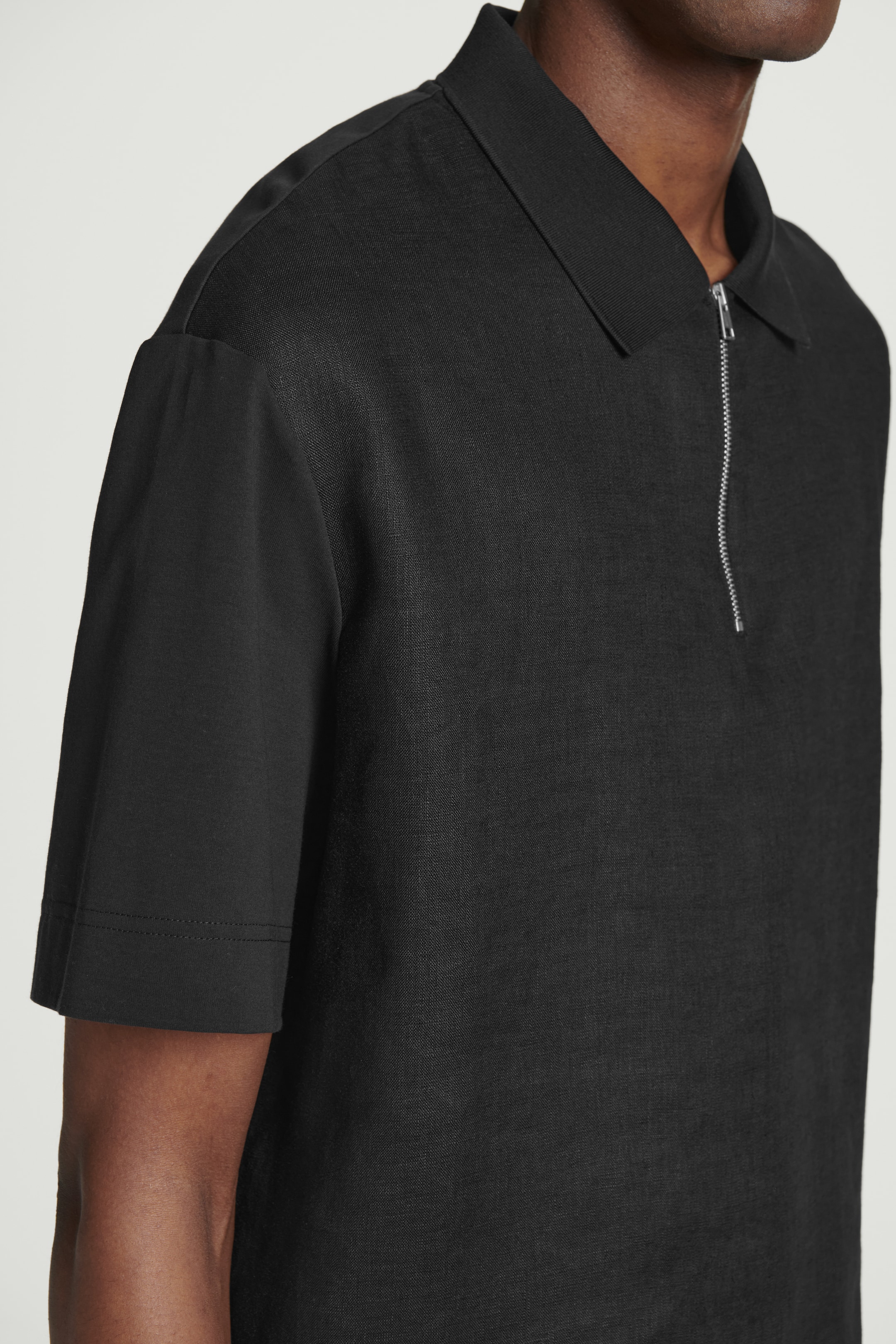 View larger image: CONTRAST-PANEL LINEN HALF-ZIP POLO SHIRT - BLACK - Men | H&M GB 3