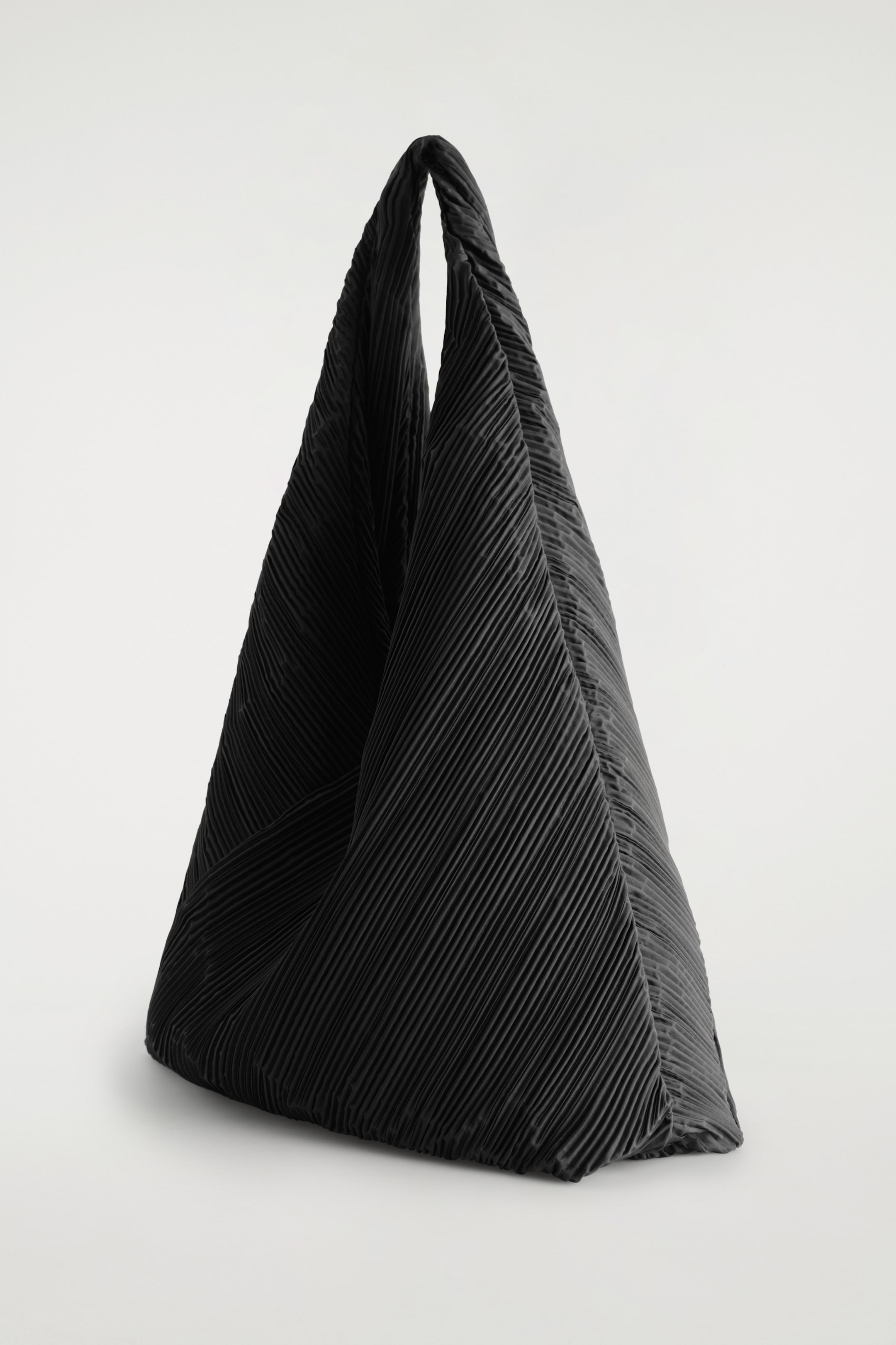 Größeres Bild anzeigen: SKULPTURALE SCHULTERTASCHE – PLISSÉ - SCHWARZ - Ladies | H&M AT 5