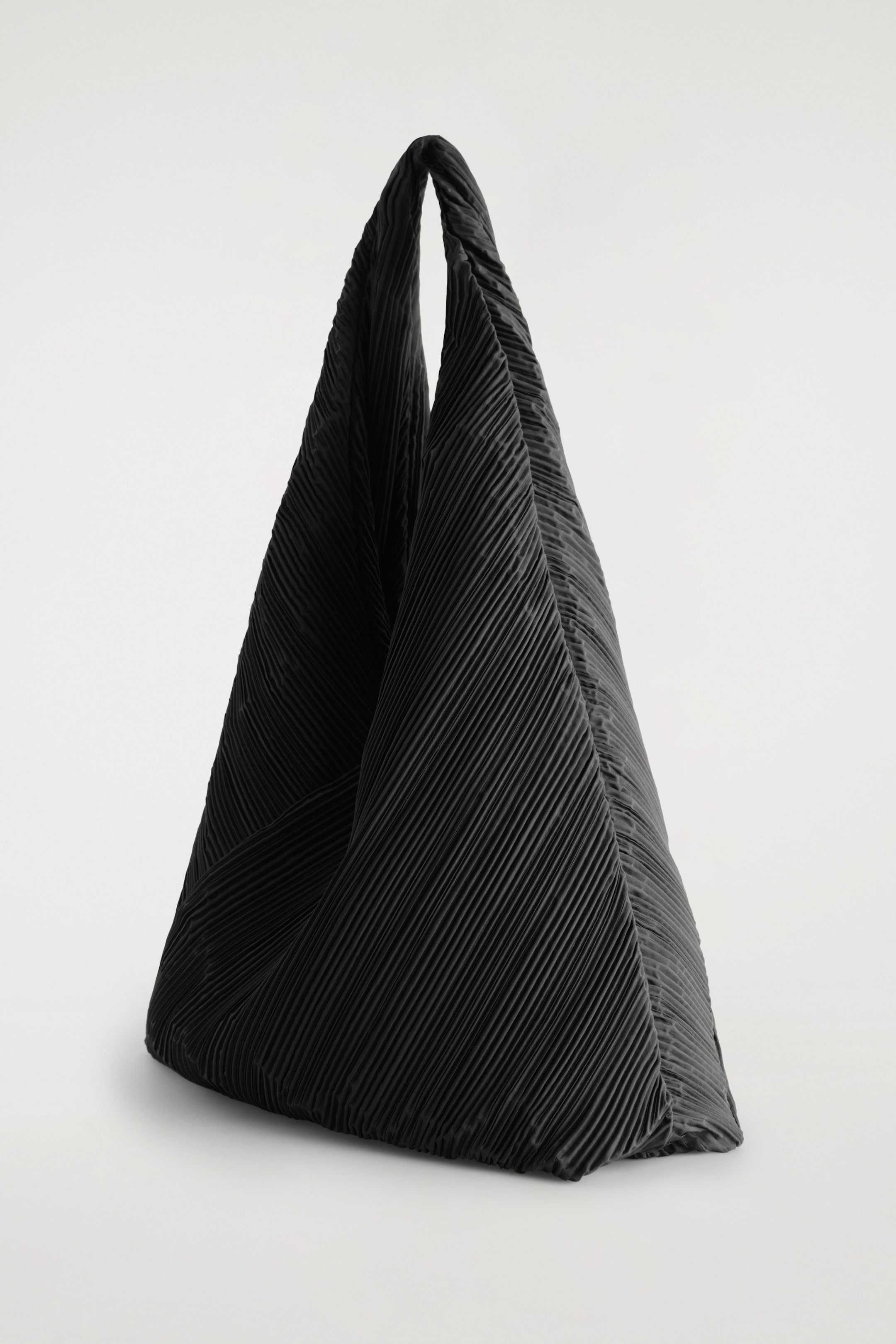 SCULPTURAL SHOULDER BAG – PLEATED