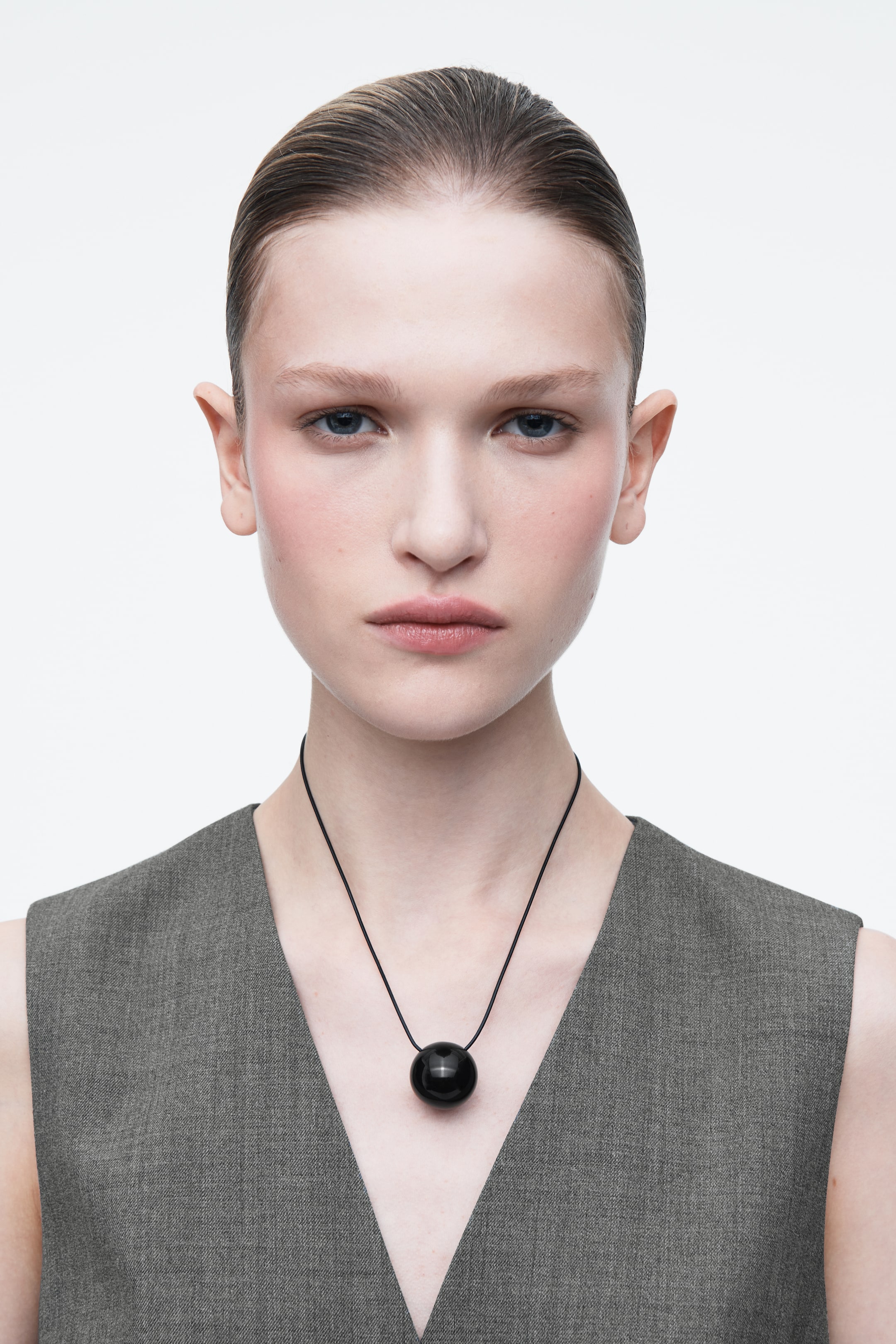 Ver imagen más grande: COLLAR COLGANTE DE VIDRIO ESFÉRICO - NEGRO - MUJER | H&M ES 1