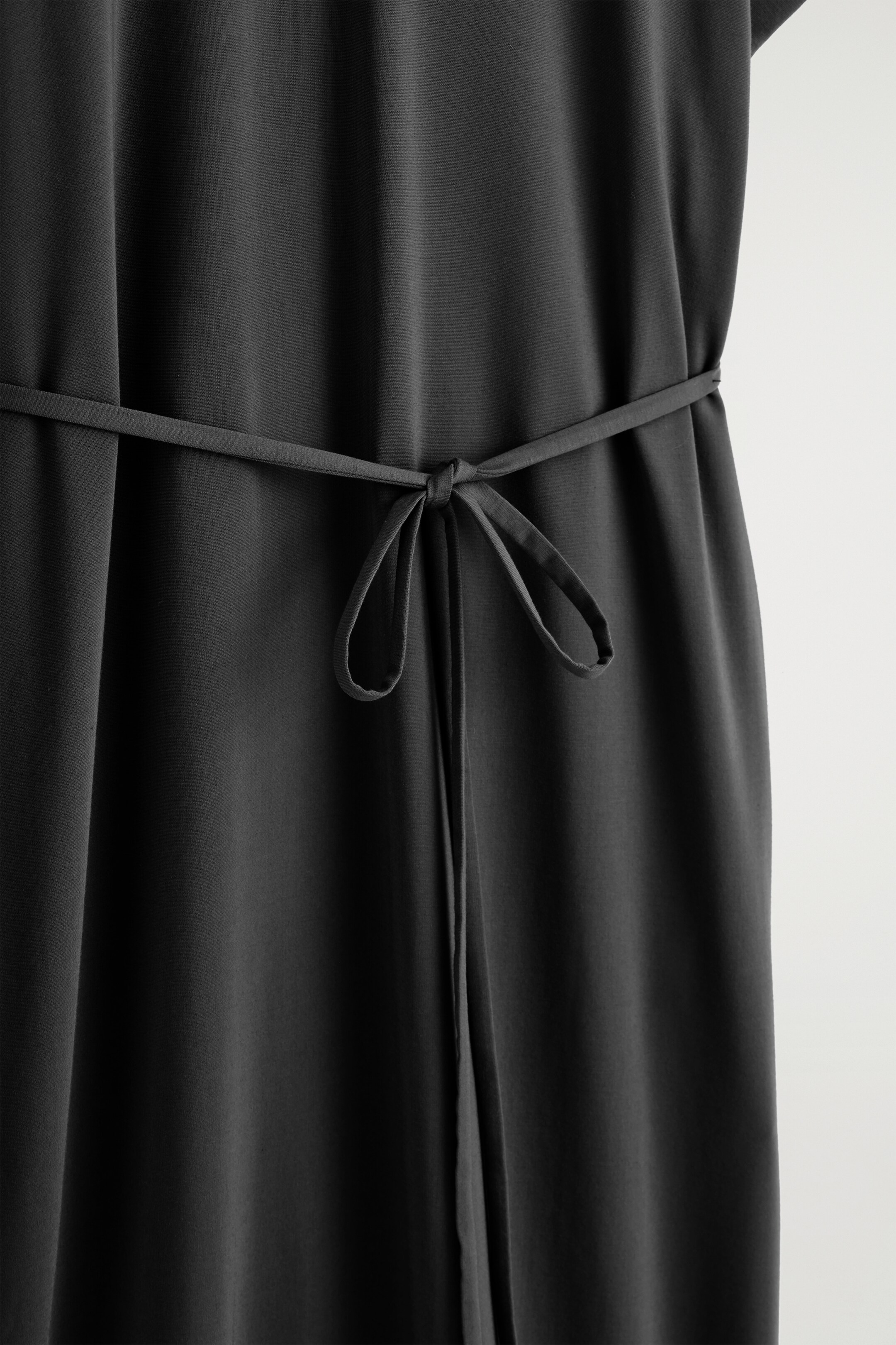 הצגת תמונה גדולה יותר: שמלת מידי פולו עם חגורה - שחור - Ladies | H&M IL 6