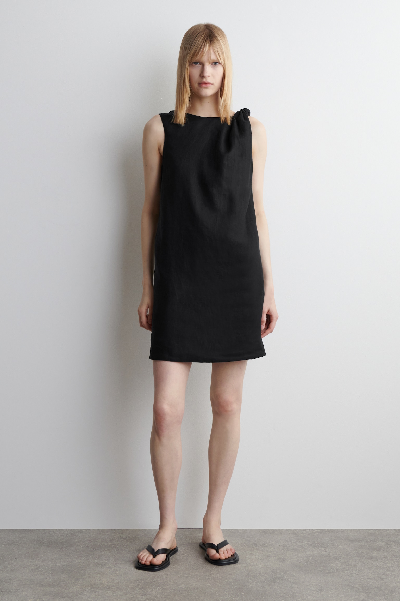 ROBE COURTE À DÉTAIL TORSADÉ EN LIN - NOIR/JAUNE BEURRE