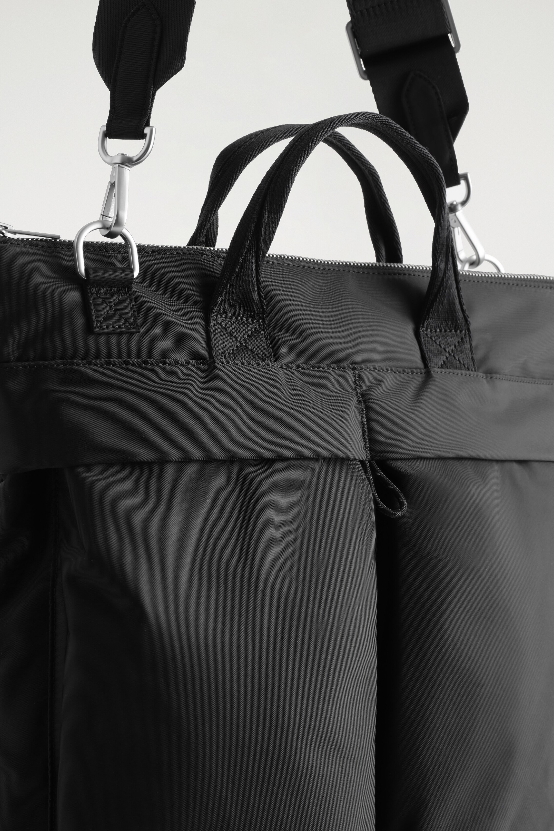 Visa större bild: TRANSIT MESSENGER BAG - NYLON - SVART - HERR | H&M SE 4