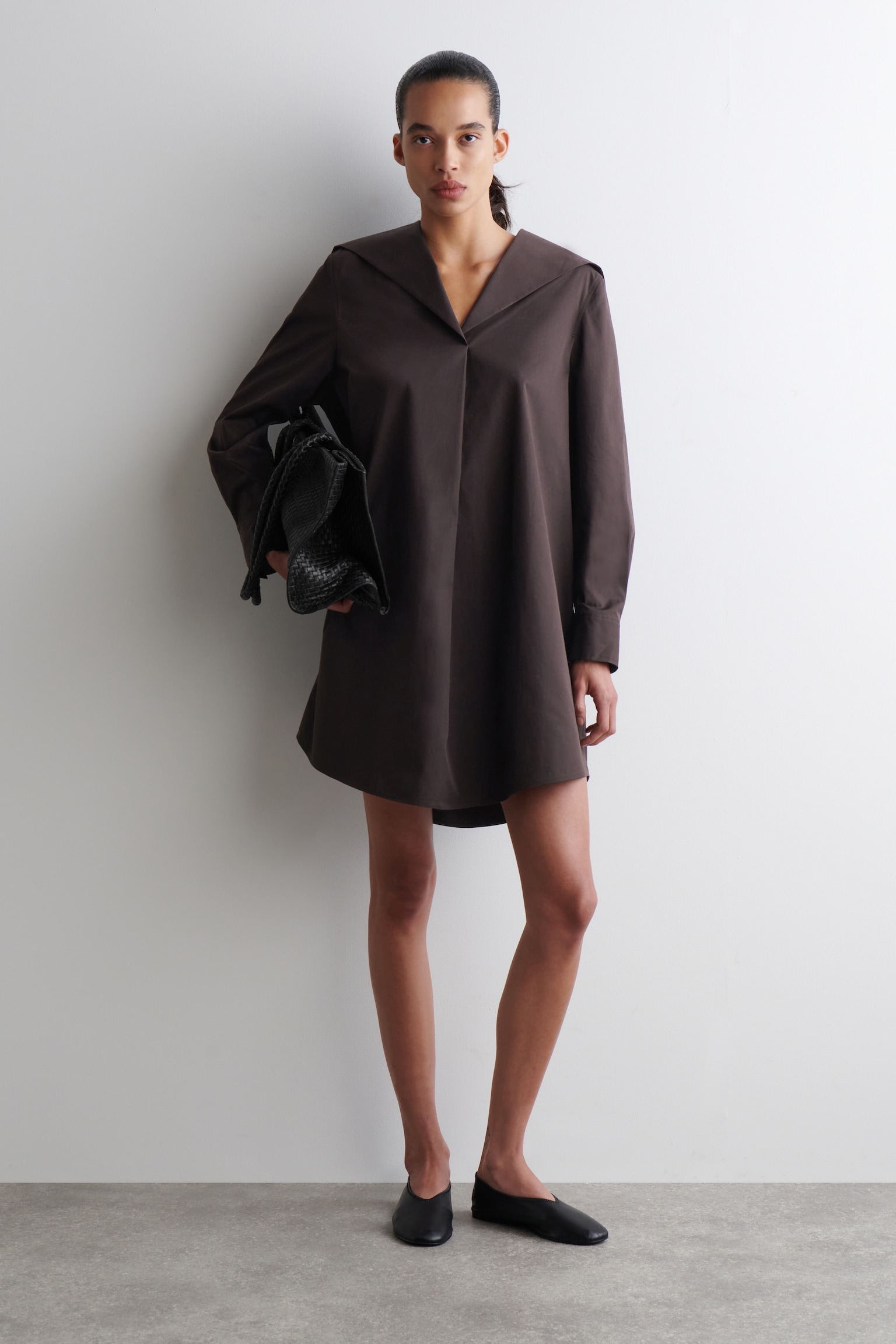 VESTIDO DE ALGODÓN CON CUELLO MARINERO - MARRÓN OSCURO - 1