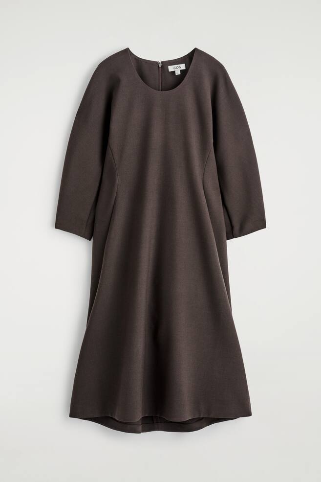 SKULPTURALES MIDIKLEID MIT LANGEN ÄRMELN - BRAUN - 1