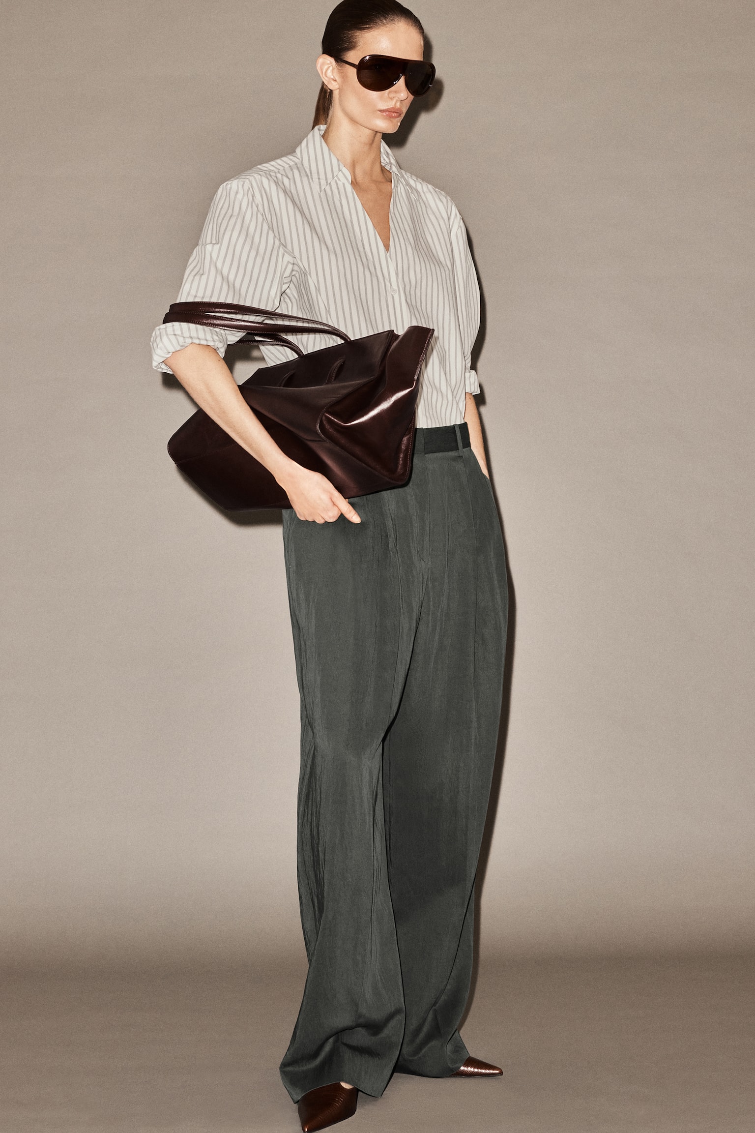 LOCKERE, FLIESSENDE HOSE MIT WEITEM BEIN - DUNKELGRAU/BURGUNDERROT - 6