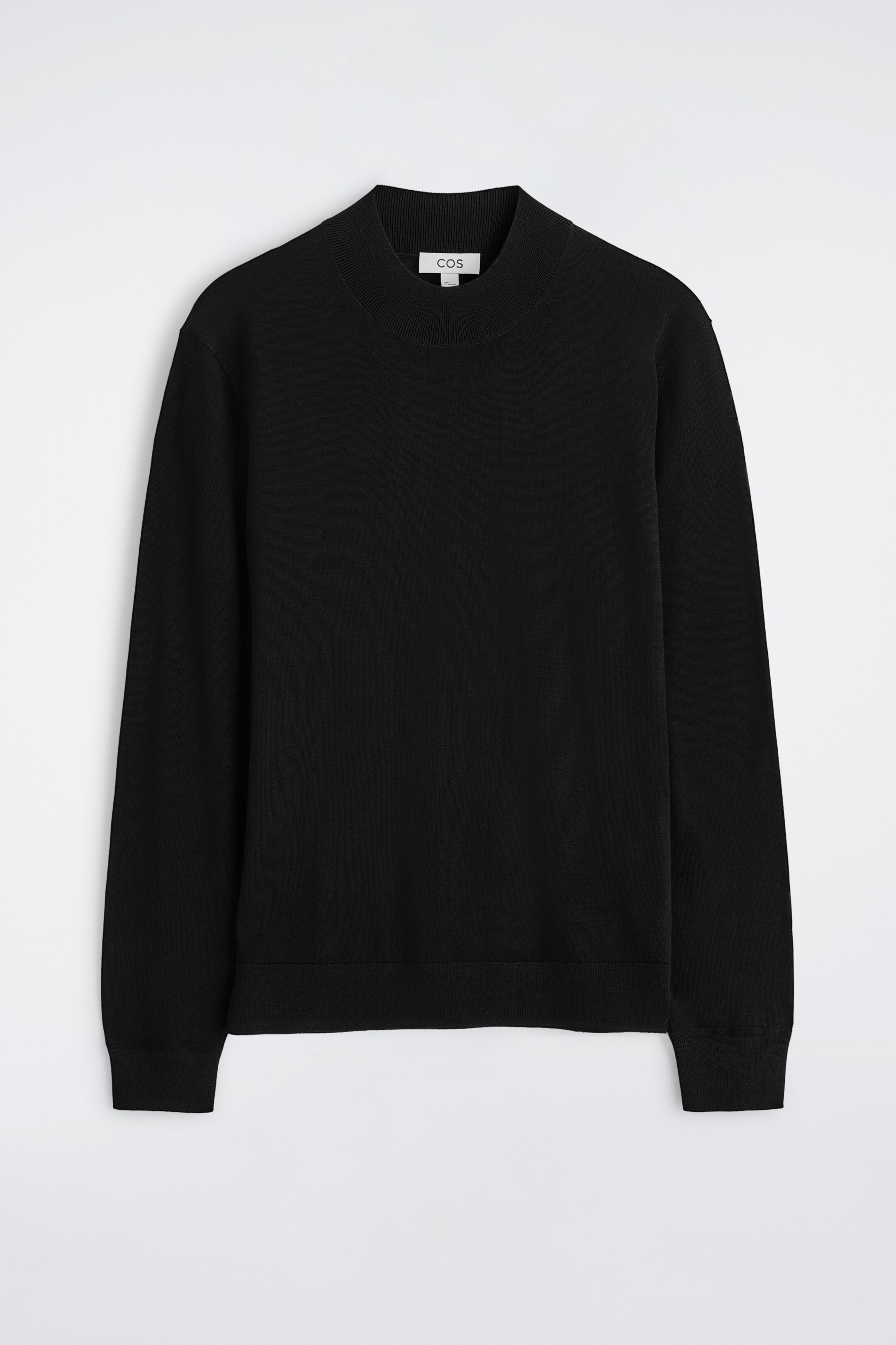 Visualizza immagine più grande: Un maglione nero è esposto, rivolto FRONTE, con un collo alto a coste, polsini a coste sulle sue maniche lunghe e un orlo a coste. Il capo presenta una texture a maglia fine.