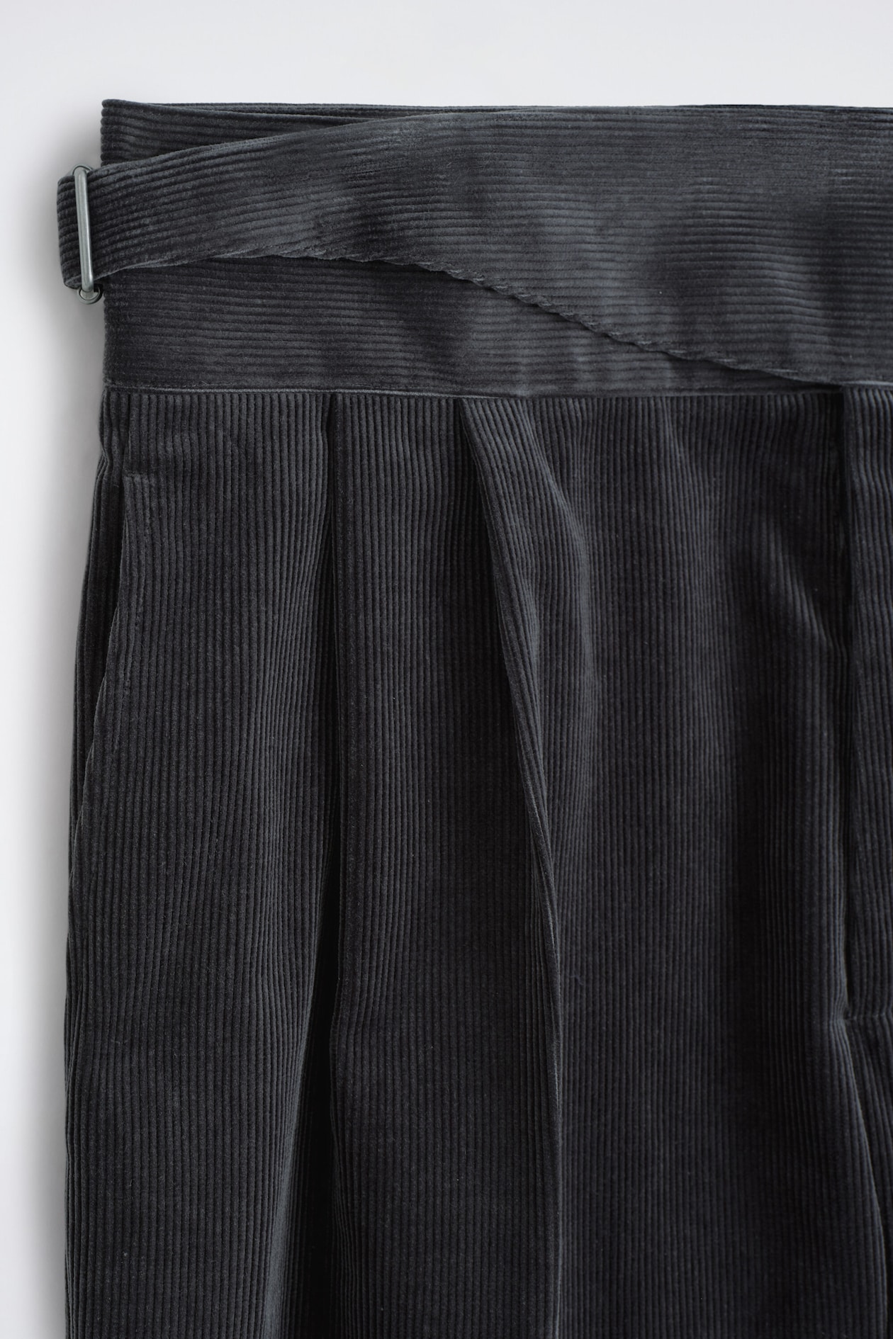 BELT-DETAIL CORDUROY RELAXED-FIT WIDE-LEG PANTS — CHARCOAL