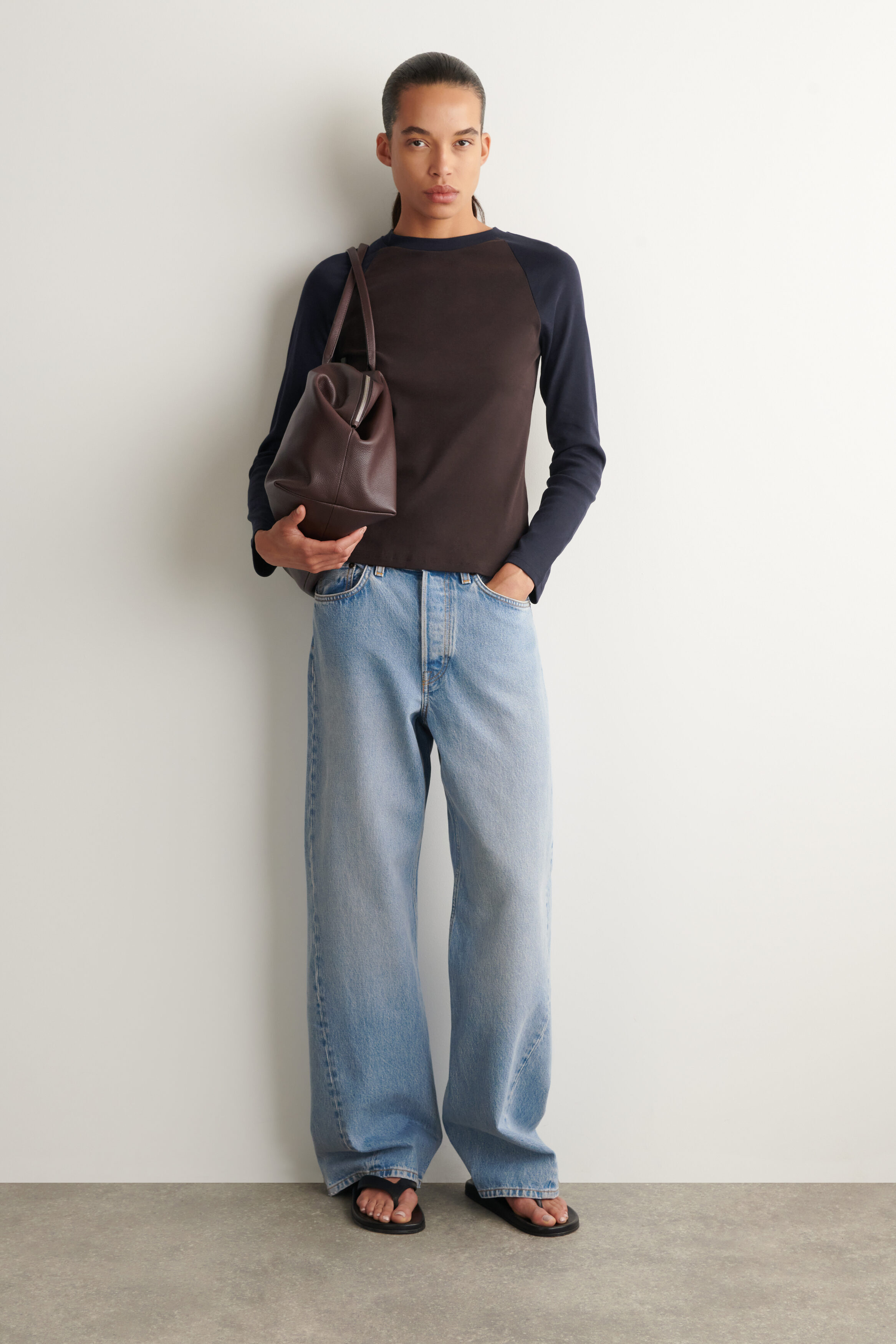 LONG-SLEEVED COTTON RAGLAN T-SHIRT - BROWN / NAVY | COS US