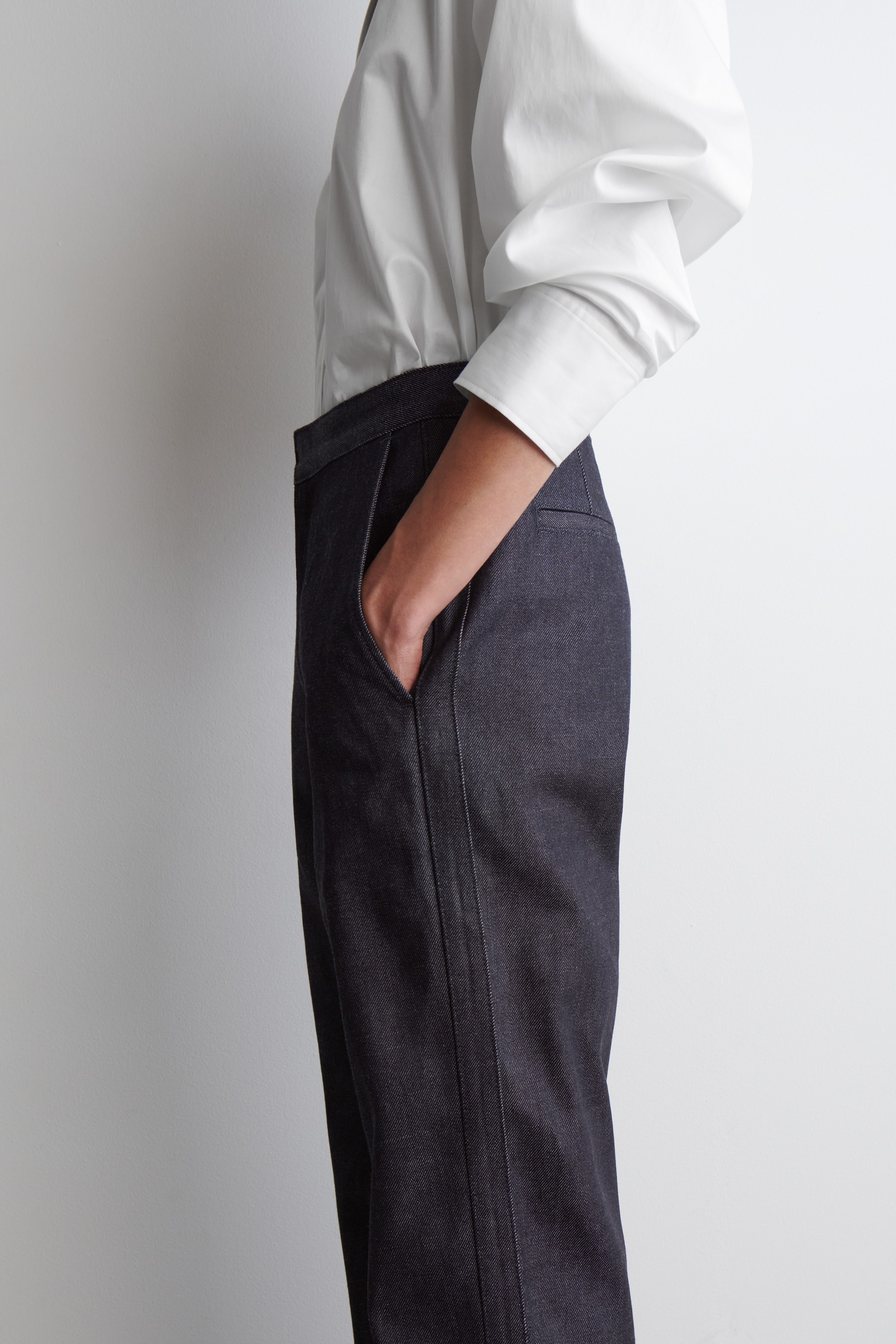 Visa större bild: JEANSBYXOR MED RAKA BEN - MÖRKBLÅ - DAM | H&M SE 4