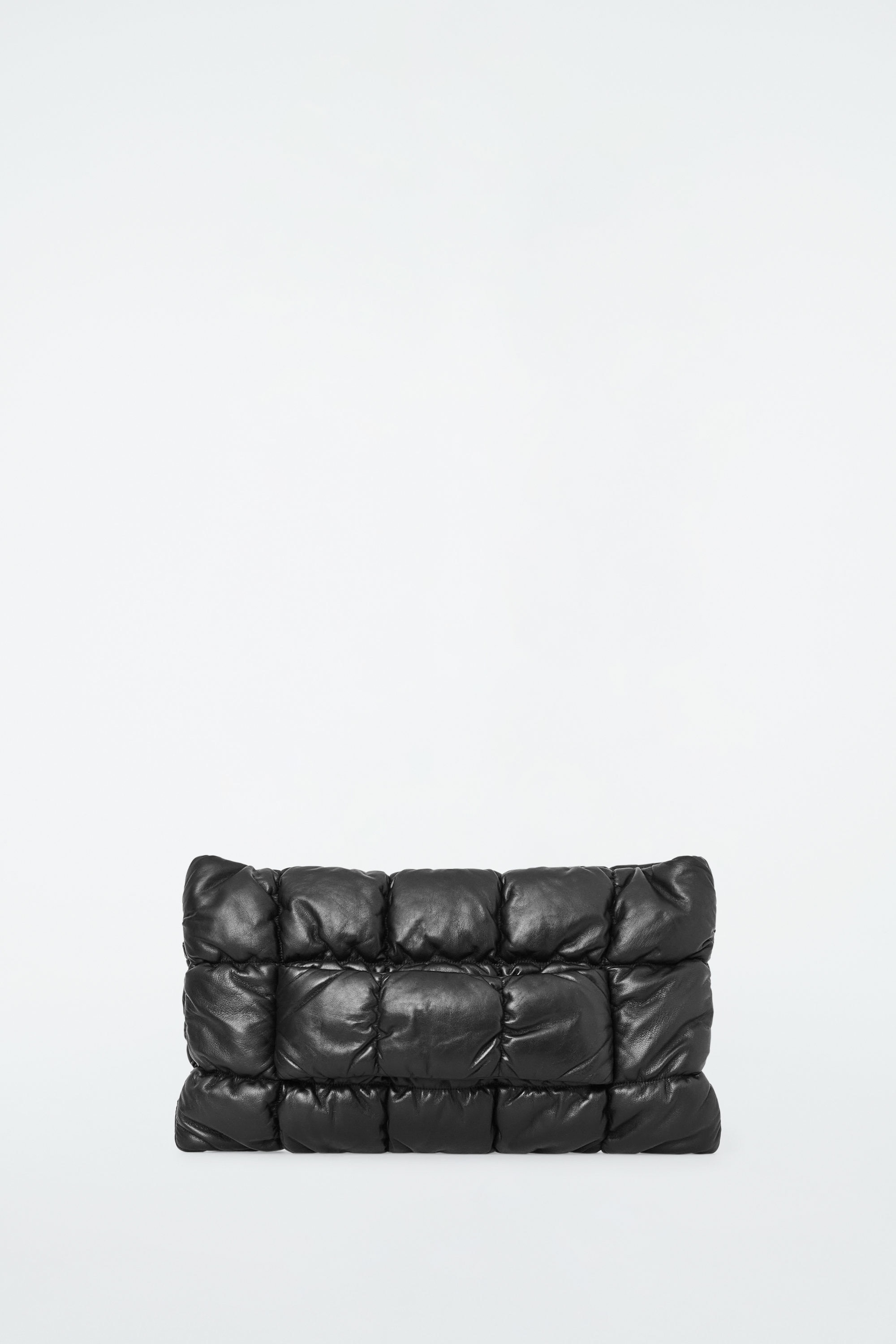 【COS】PILLOW QUILTED CLUTCH レザー クラッチバッグ COS】PILLOW QUILTED CLUTCH レザー クラッチバッグ (COS