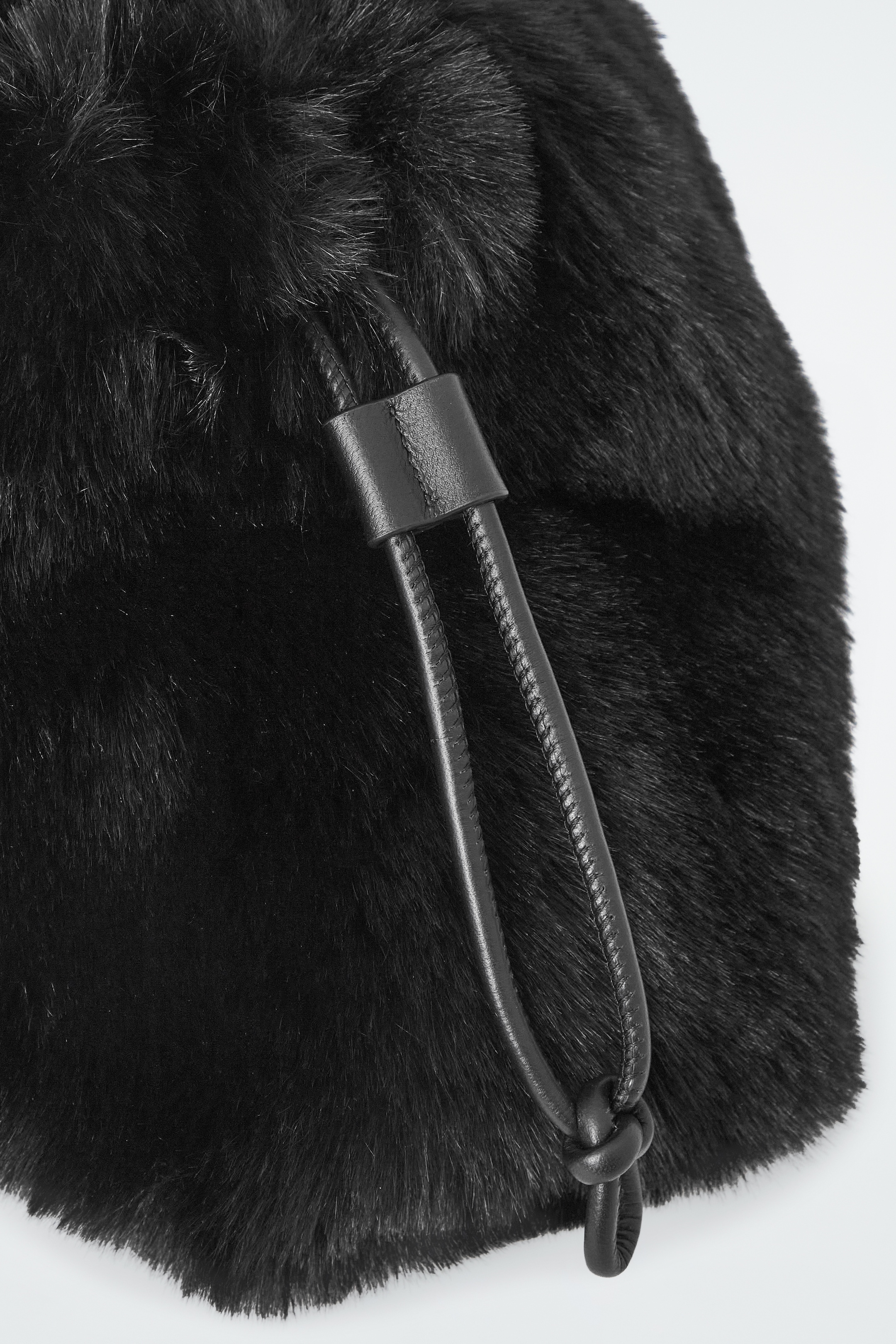 Ingrandisci l'immagine: CAVATELLI CLUTCH BAG - FAUX FUR - BLACK - DONNA | H&M CH 2