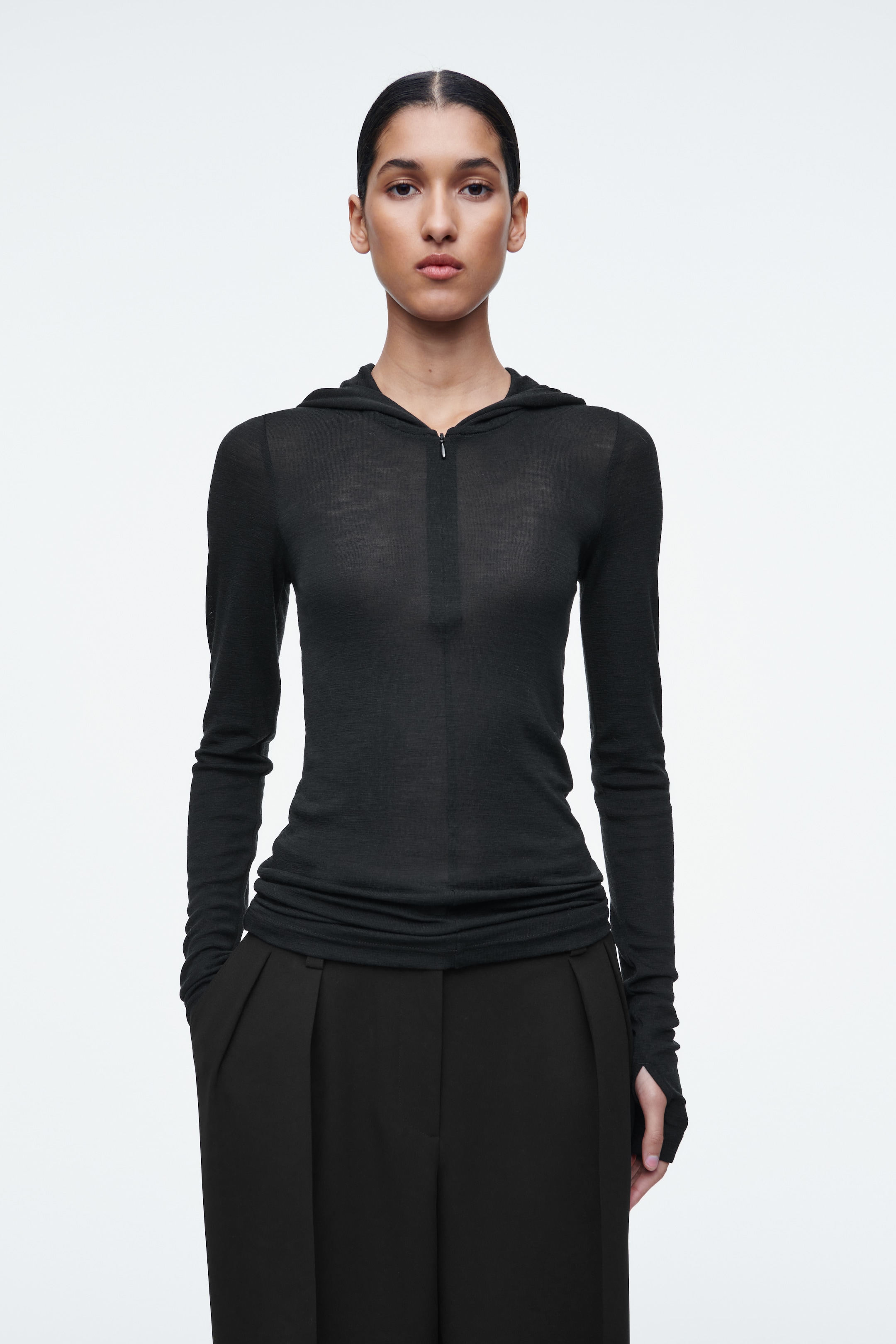 Größeres Bild ansehen: SCHMAL GESCHNITTENER KAPUZENPULLOVER AUS WOLLE - SCHWARZ - Ladies | H&M DE 1