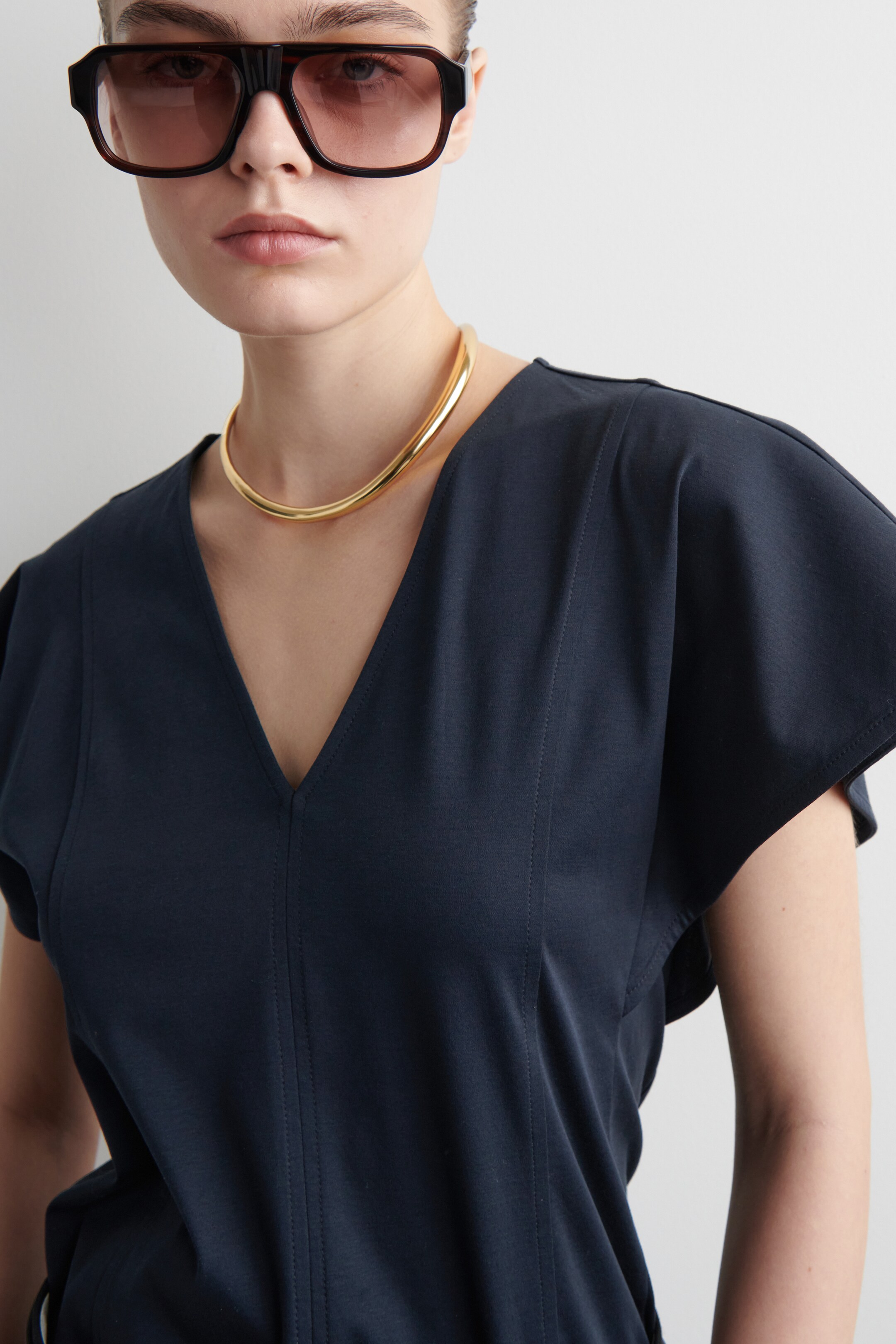 Grösseres Bild ansehen: OBERTEIL AUS BAUMWOLLE MIT BLÜTENÄRMELN - NAVYBLAU - DAMEN | H&M CH 5
