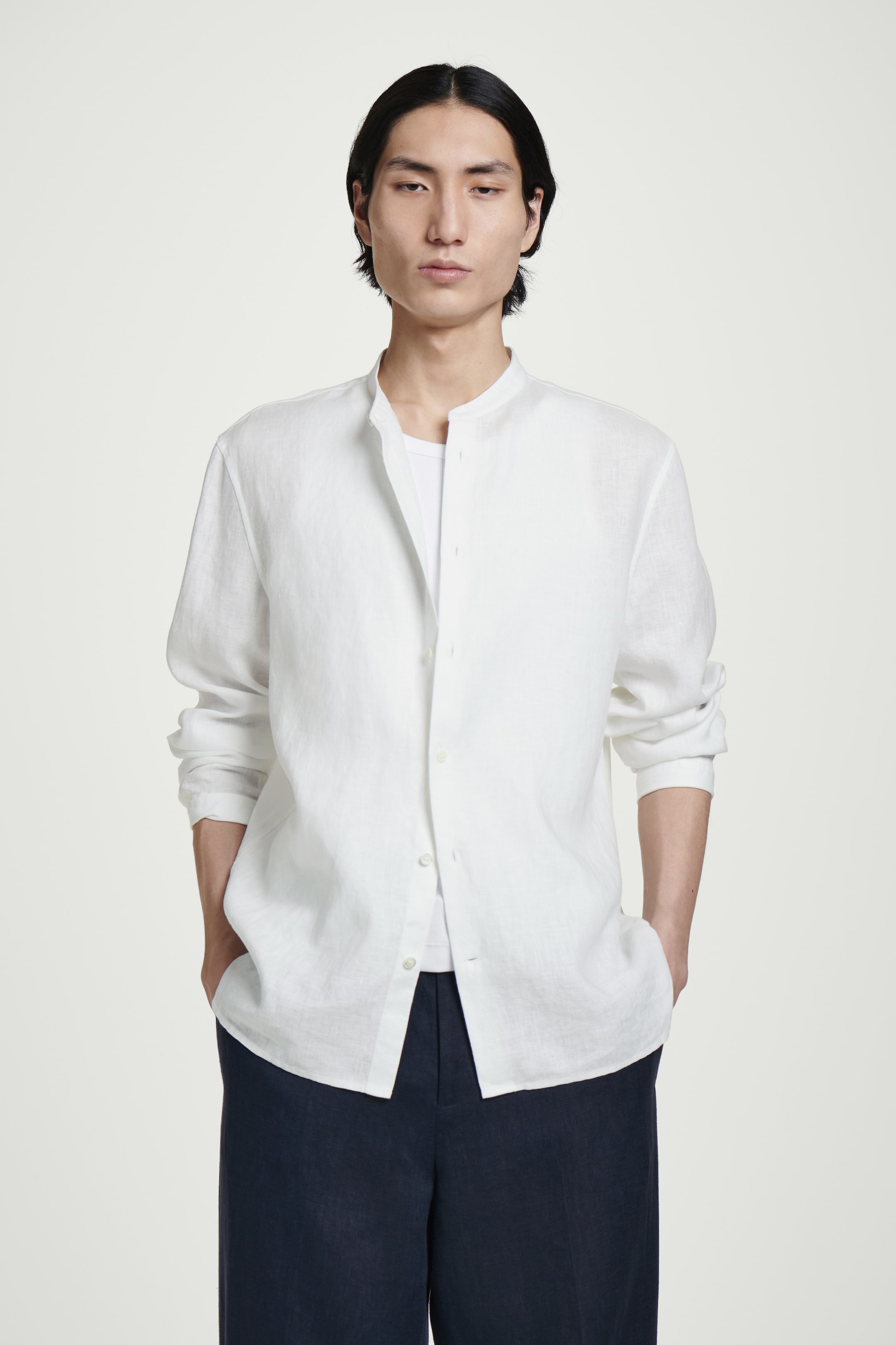 Visa större bild: LINNESKJORTA MED MURARKRAGE - VIT - HERR | H&M SE 1