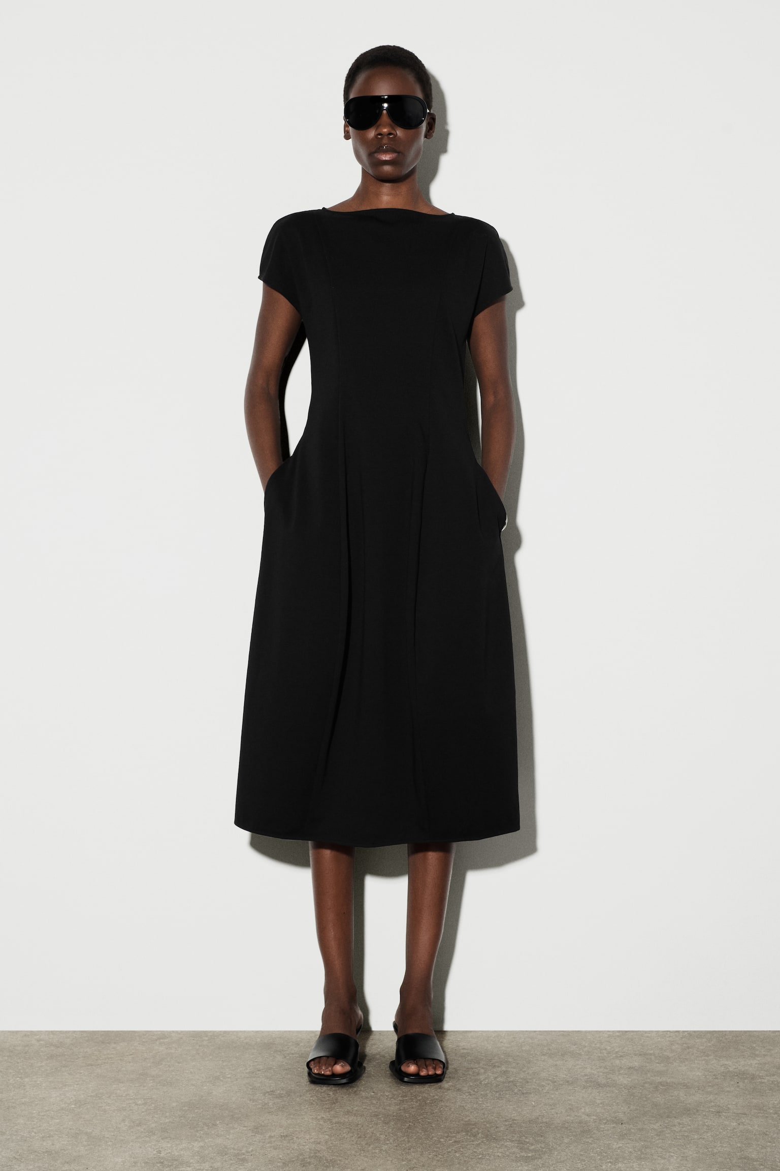 SCULPTURAL JERSEY MIDI DRESS - שחור - 1