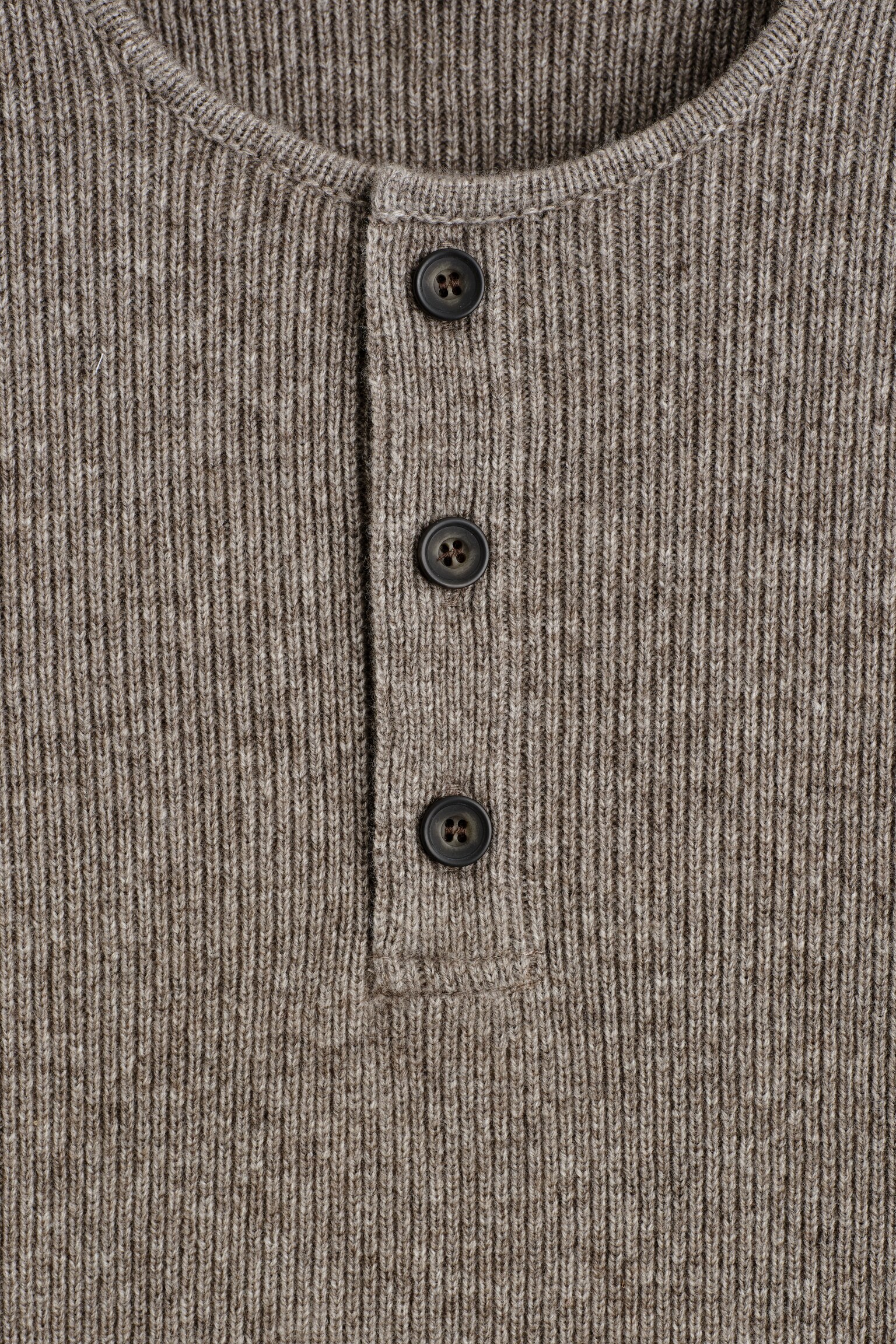 חולצת הנלי סרוגה ממרינו-יק - מלנג' בז' - 7