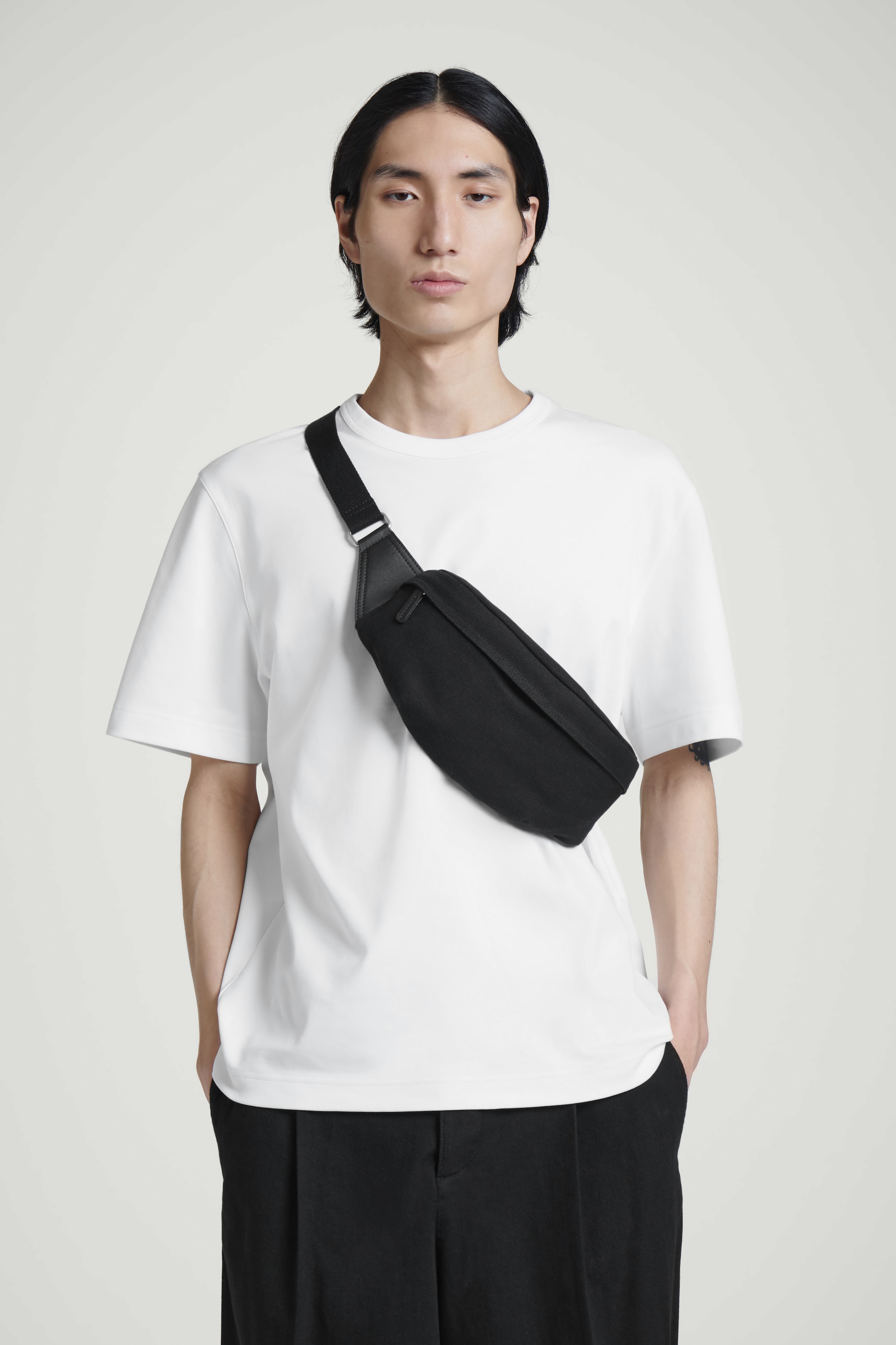 Zobrazit větší obrázek: Praktická crossbody taška – plátno - ČERNÁ - MUŽI | H&M CZ 1