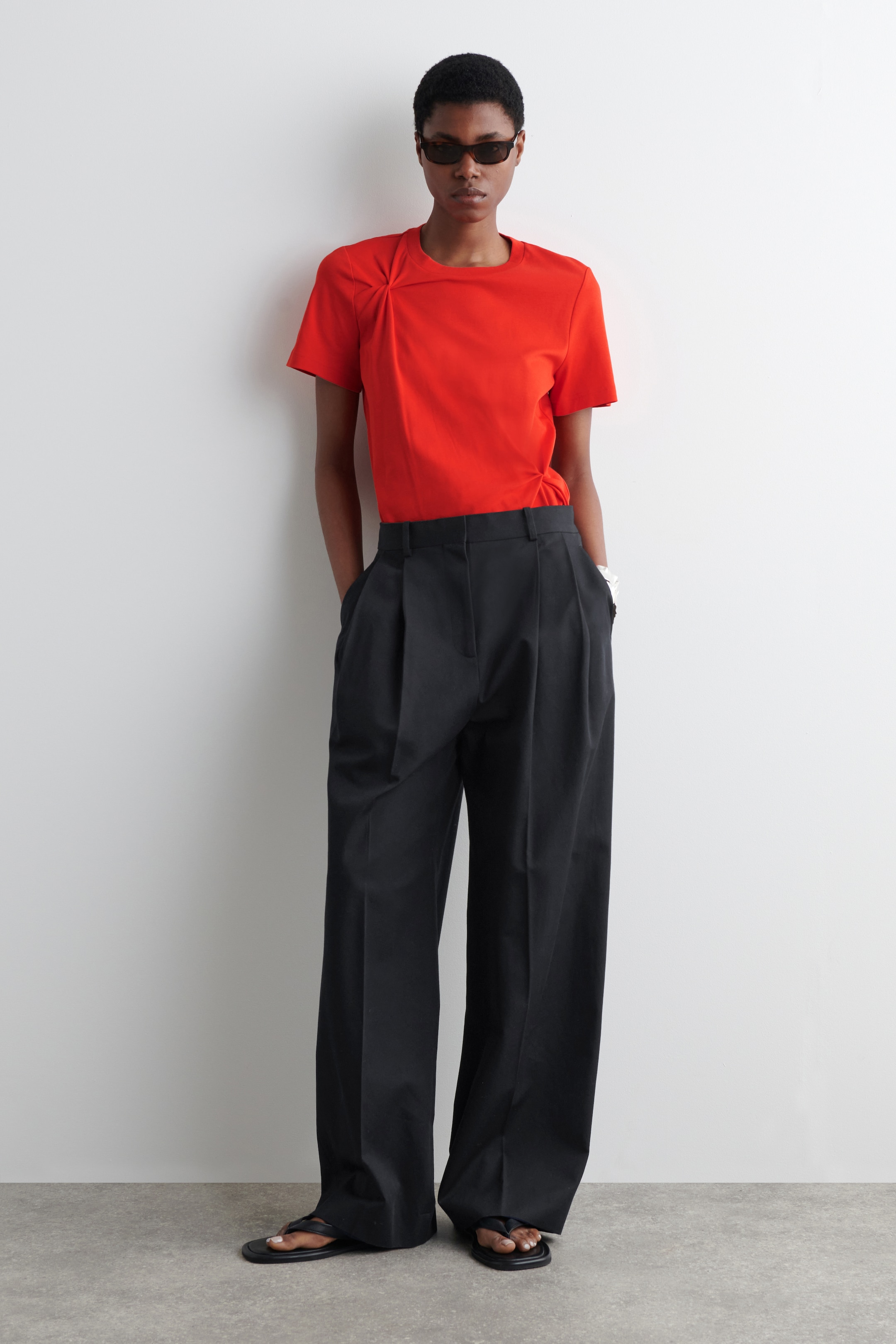 Visa större bild: T-SHIRT MED KNUTNA DETALJER - RÖD - DAM | H&M SE 2
