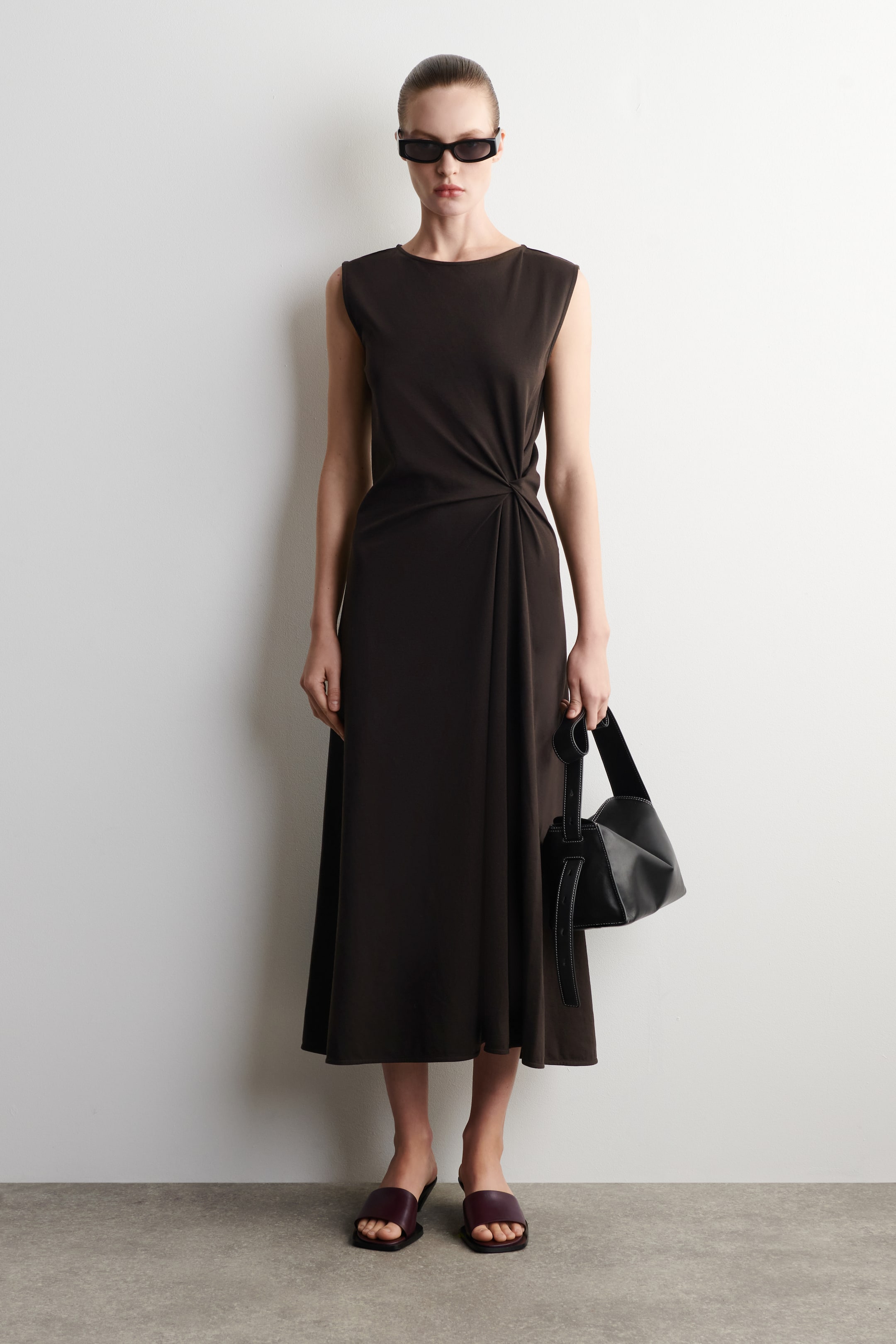 הצגת תמונה גדולה יותר: TWIST-DETAIL JERSEY MIDI DRESS - חום - Ladies | H&M IL 1