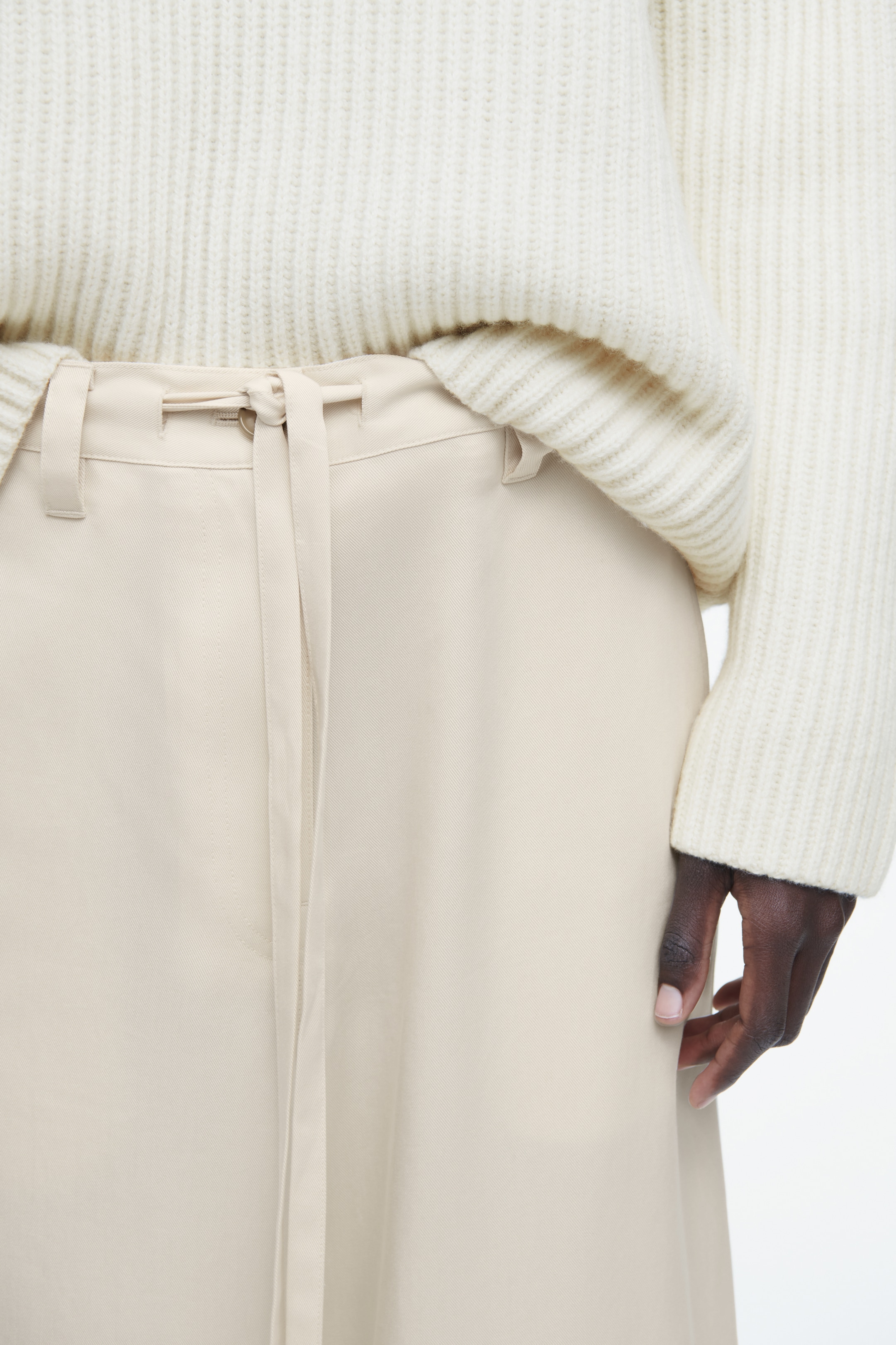 Visa större bild: VIDA BYXOR MED KNYTDETALJ - GRÄDDVIT - DAM | H&M SE 6