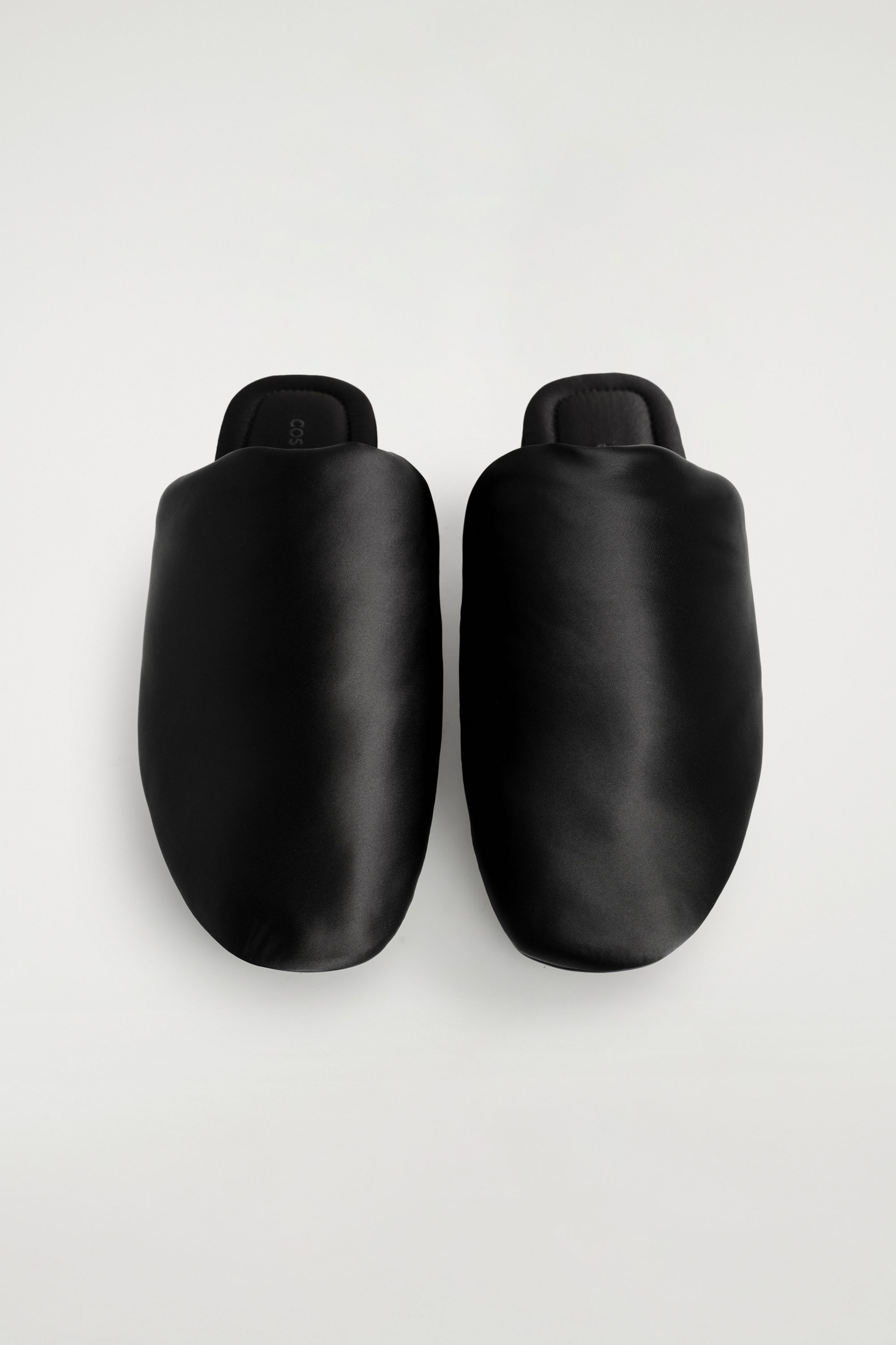 MULES REMBOURRÉES EN SATIN