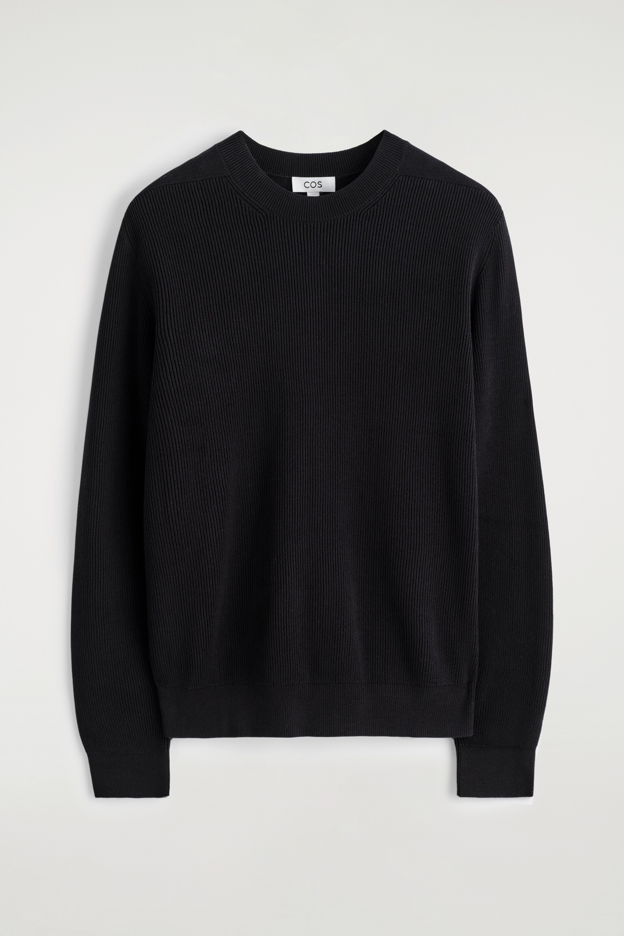 Agrandir l'image: Un pull noir en maille côtelée est présenté de FACE, avec un col rond côtelé, des poignets côtelés et un ourlet côtelé.