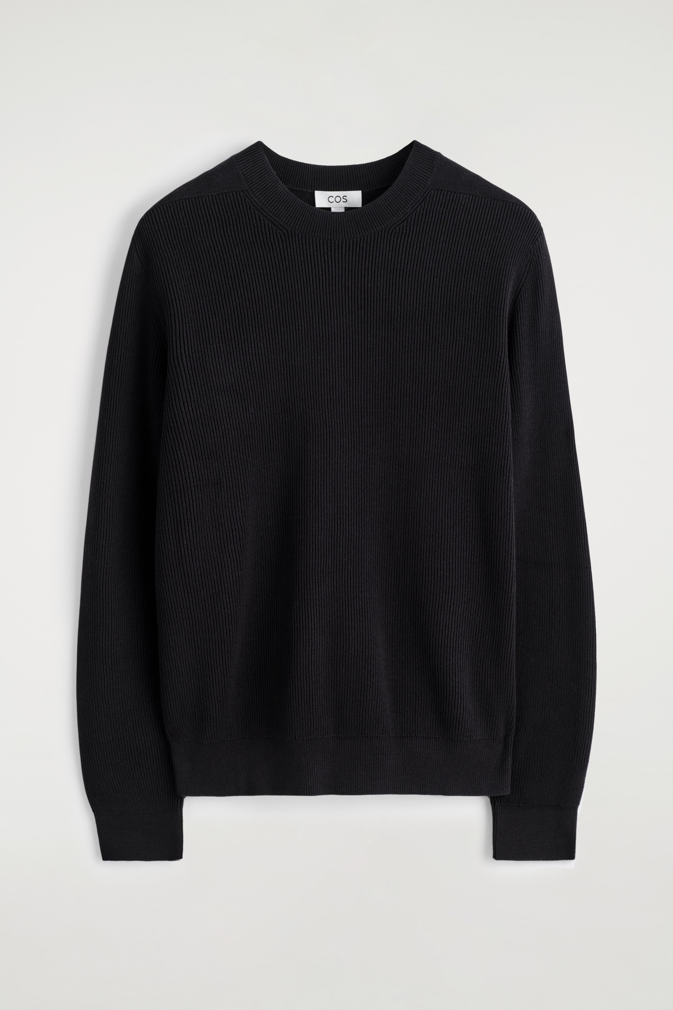 Agrandir l'image: Un pull noir en maille côtelée est présenté de FACE, avec un col rond côtelé, des poignets côtelés et un ourlet côtelé.