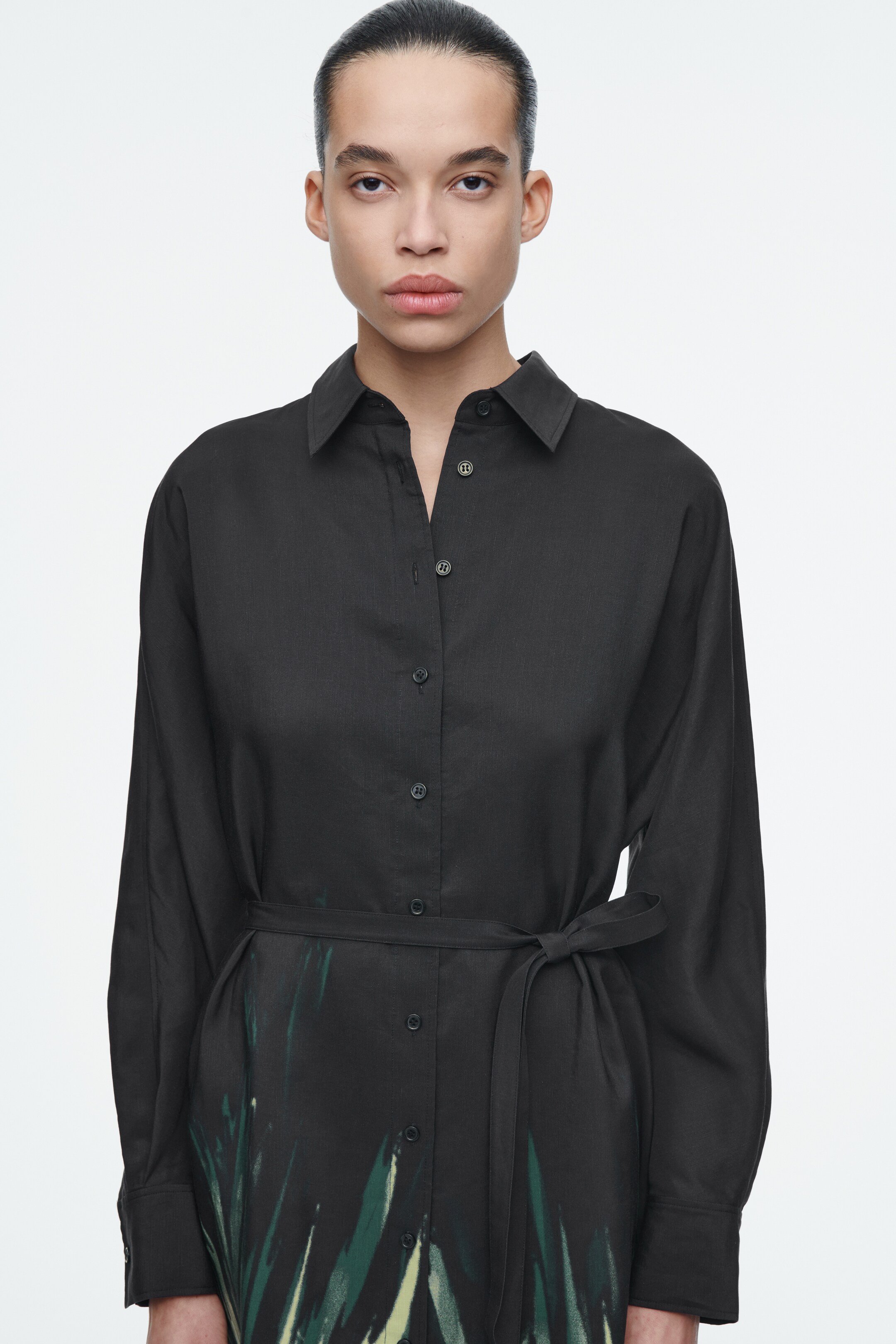 Vezi imaginea mai mare: ROCHIE-CĂMAȘĂ IMPRIMATĂ CU CUREA - NEGRU / IMPRIMAT - FEMEI | H&M RO 2