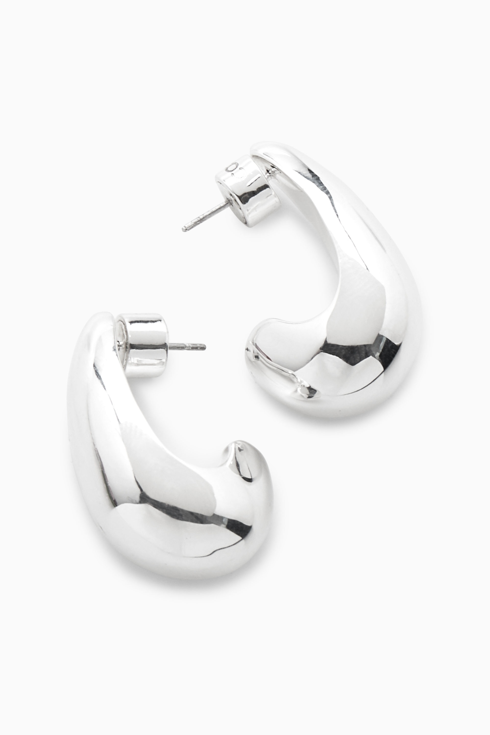 CURVED TEARDROP EARRINGS - SILVER | COS