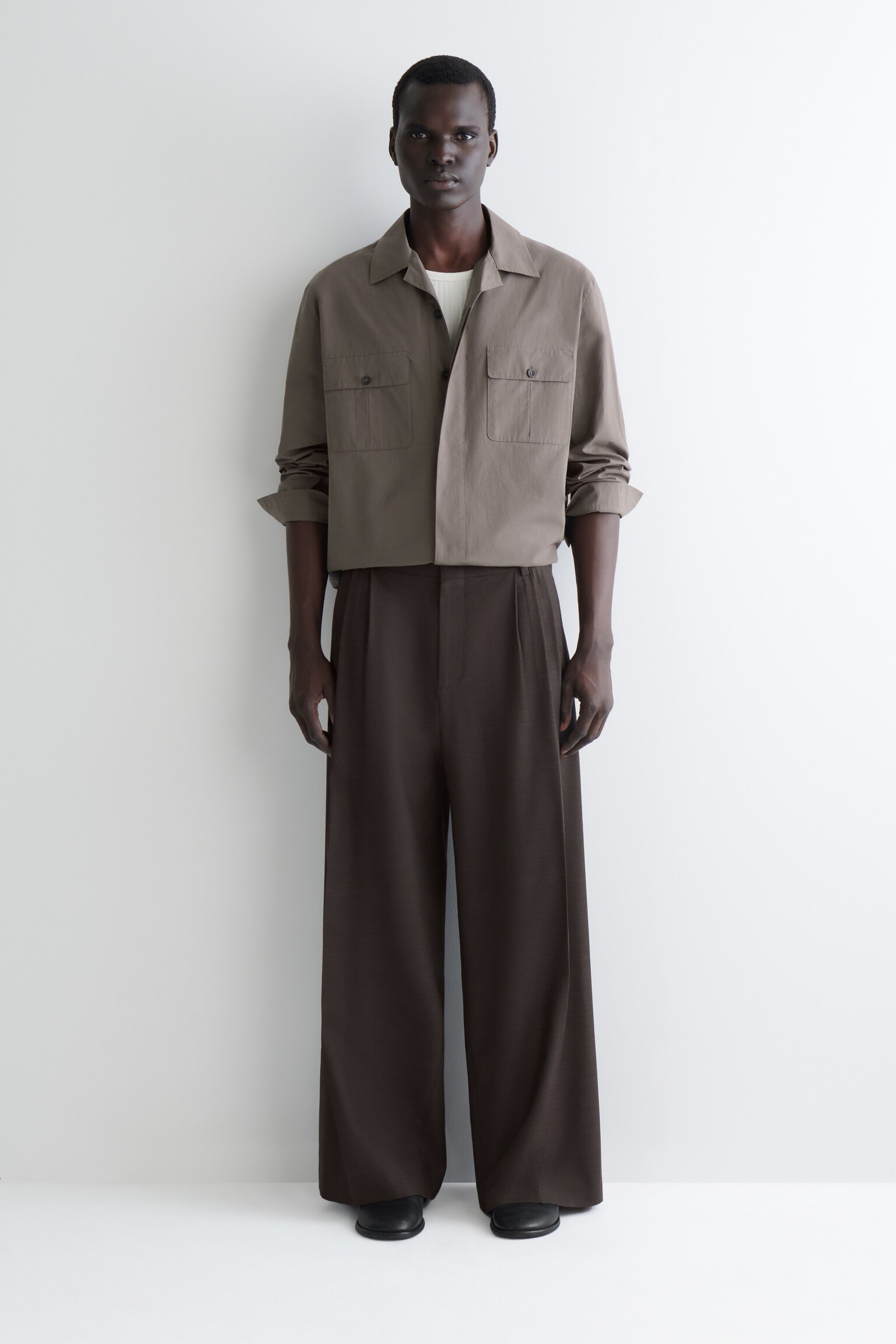 PANTALONES ANCHOS DE LANA CON PINZAS - MARRÓN OSCURO