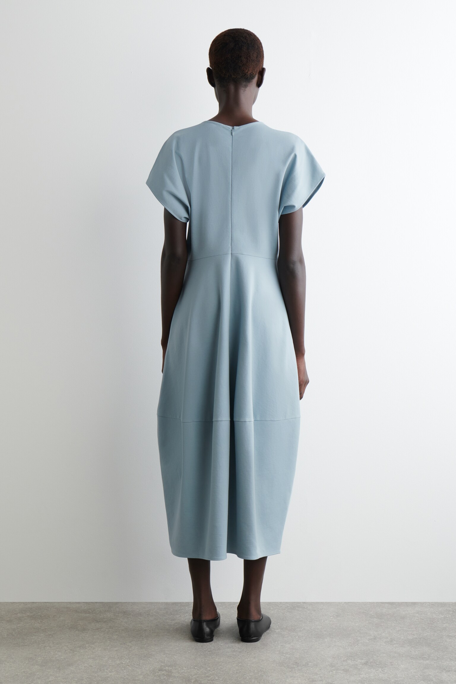 ROBE MIDI SCULPTÉE EN COTON - BLEU CIEL/BLEU MARINE/NOIR/OCRE - 5