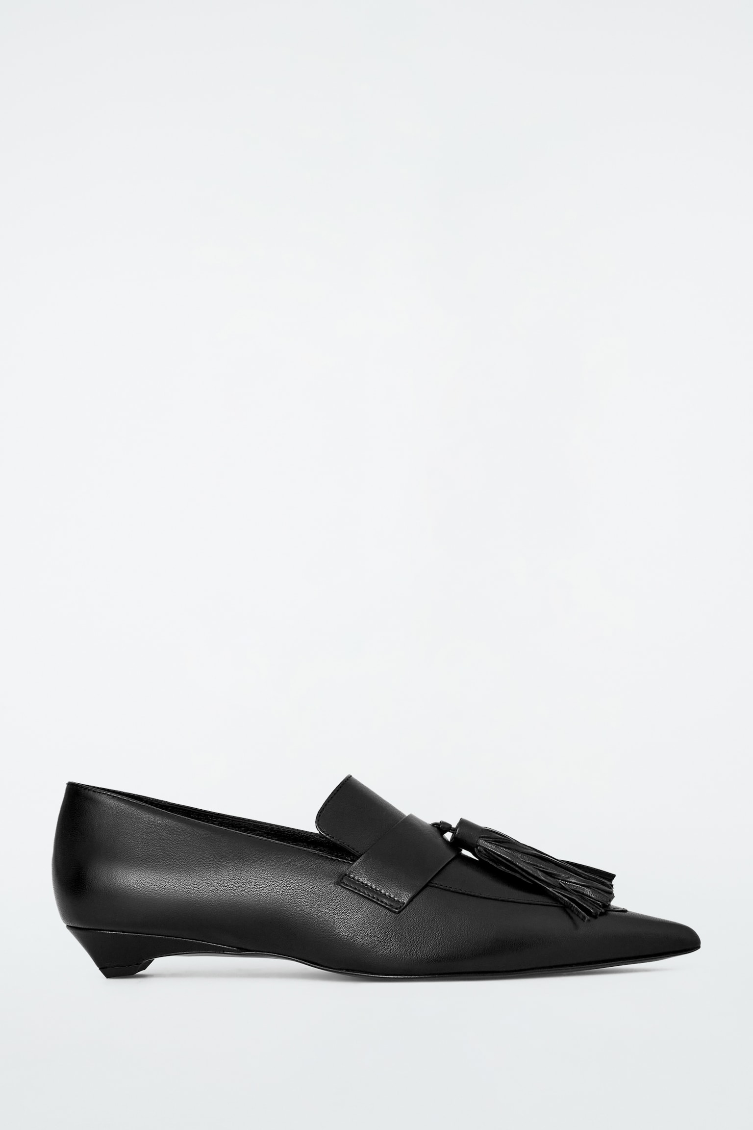LOAFERS AUS LEDER MIT KITTEN-HEEL UND FRANSEN - SCHWARZ