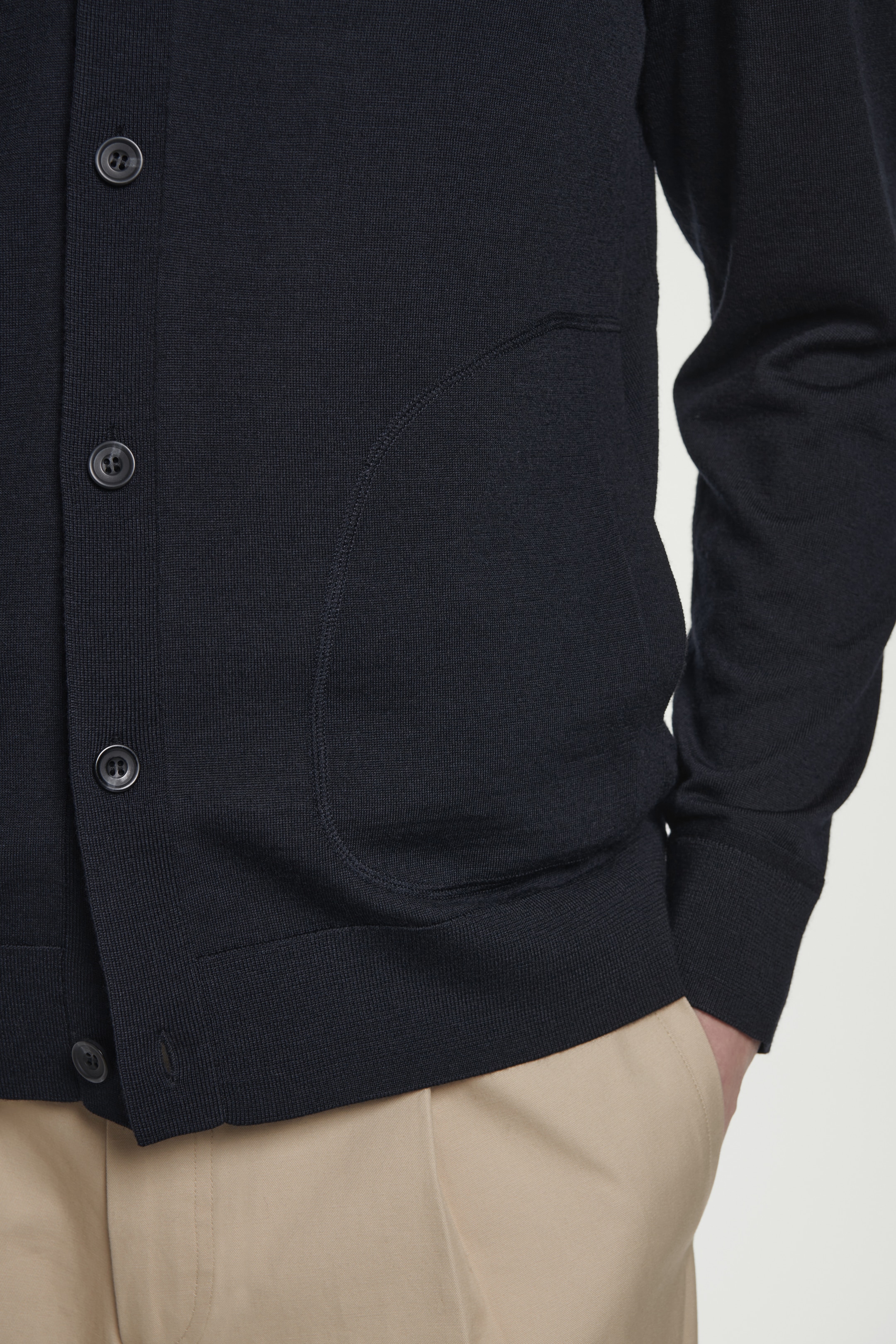 Größeres Bild anzeigen: STRICKJACKE AUS MERINOWOLLE MIT V-AUSSCHNITT - NAVYBLAU - Men | H&M AT 5