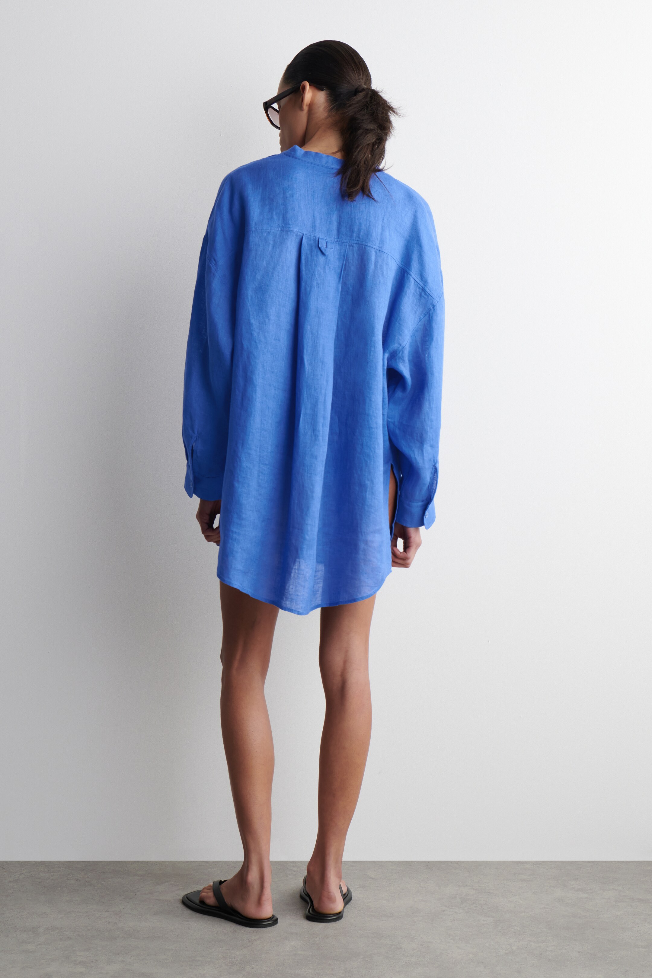 Zobrazit větší obrázek: OVERSIZED LÍNOVÁ KOŠILE S V-VÝSTŘIHEM - MODRÁ - ŽENY | H&M CZ 5