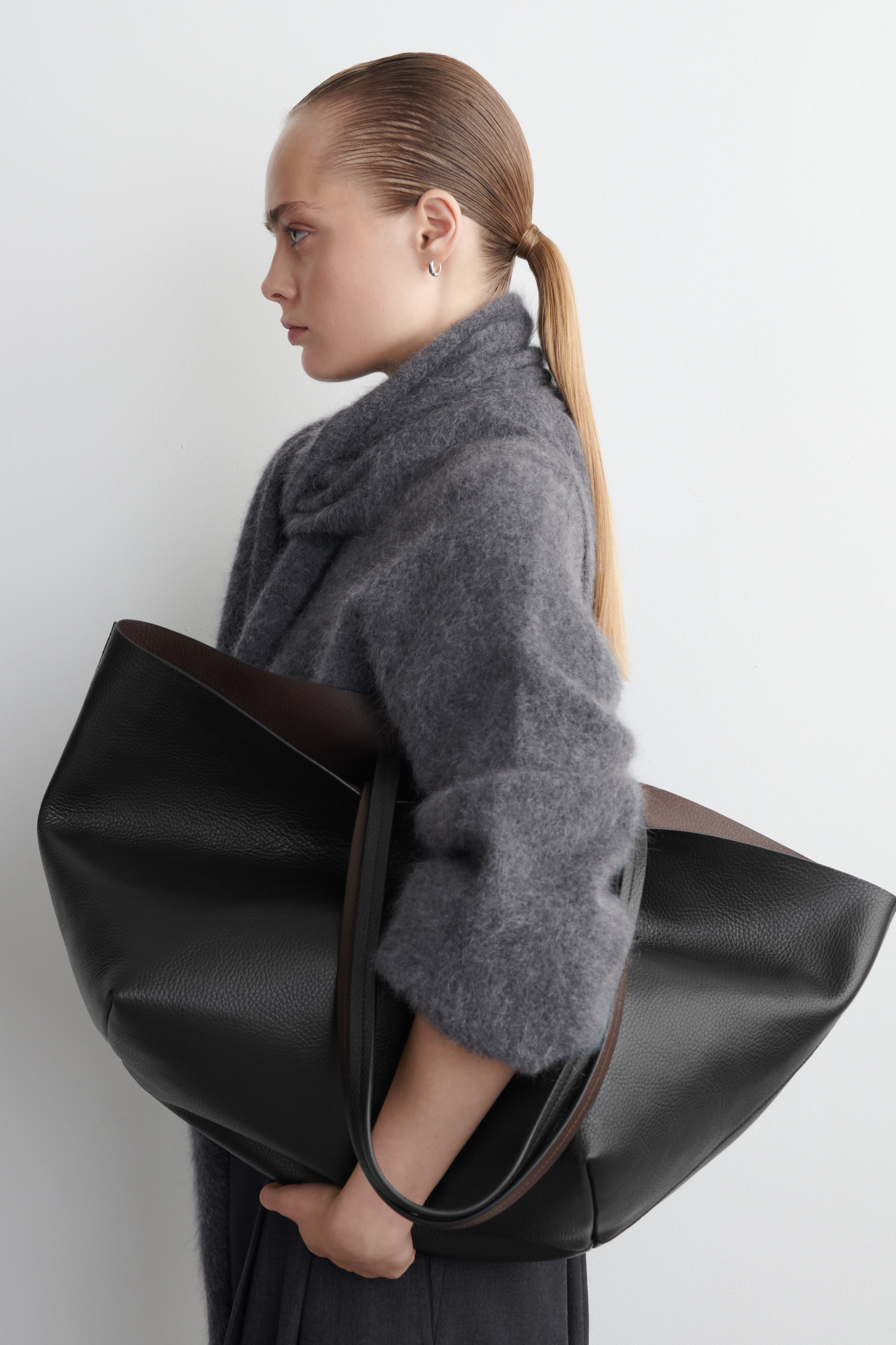 KLASYCZNA TOREBKA TYPU TOTE ZE SKÓRY - CZARNY