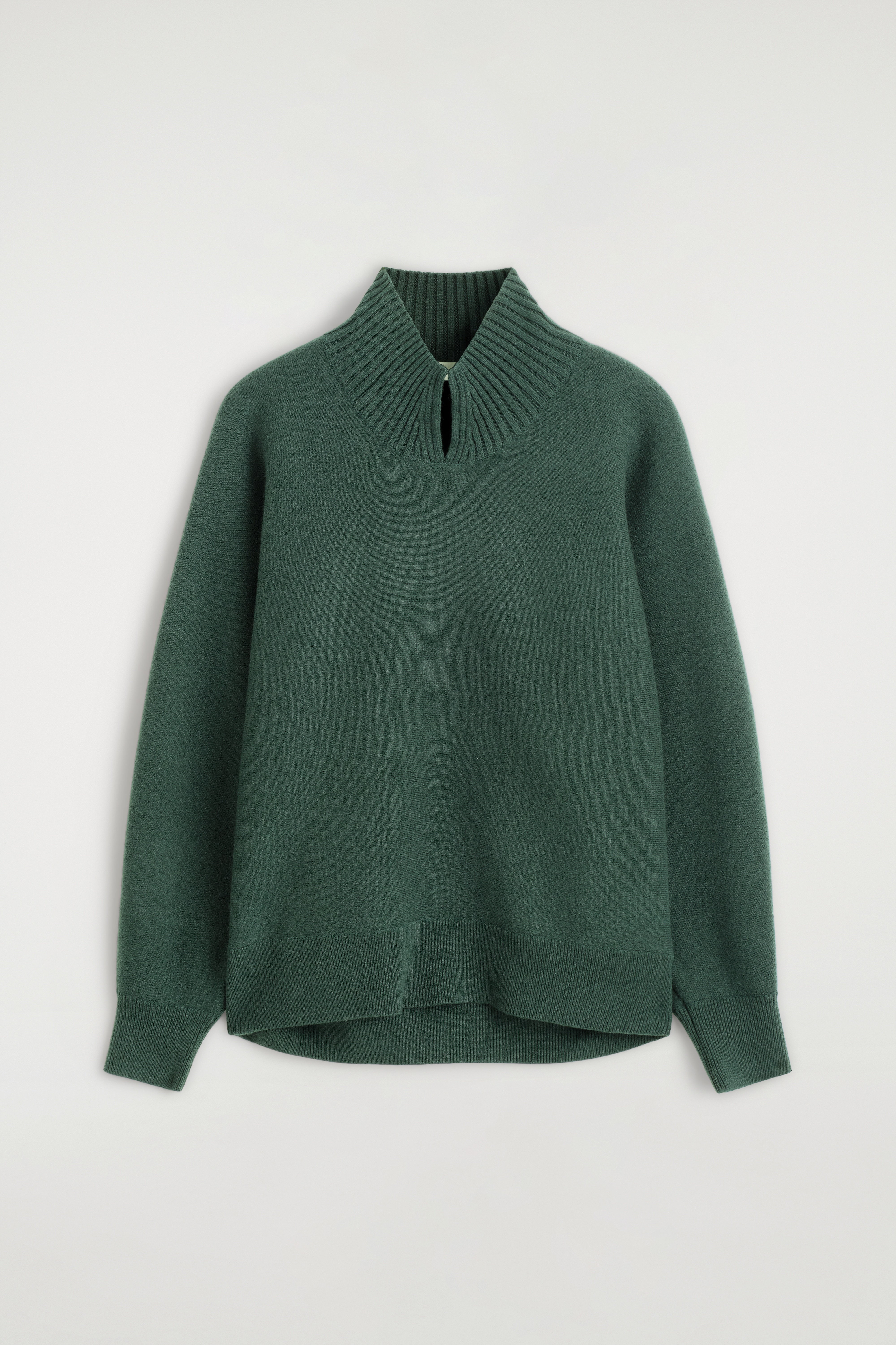 JERSEY CUELLO ALTO LANA HERVIDA DETALLE EN V - VERDE BOSQUE/NEGRO