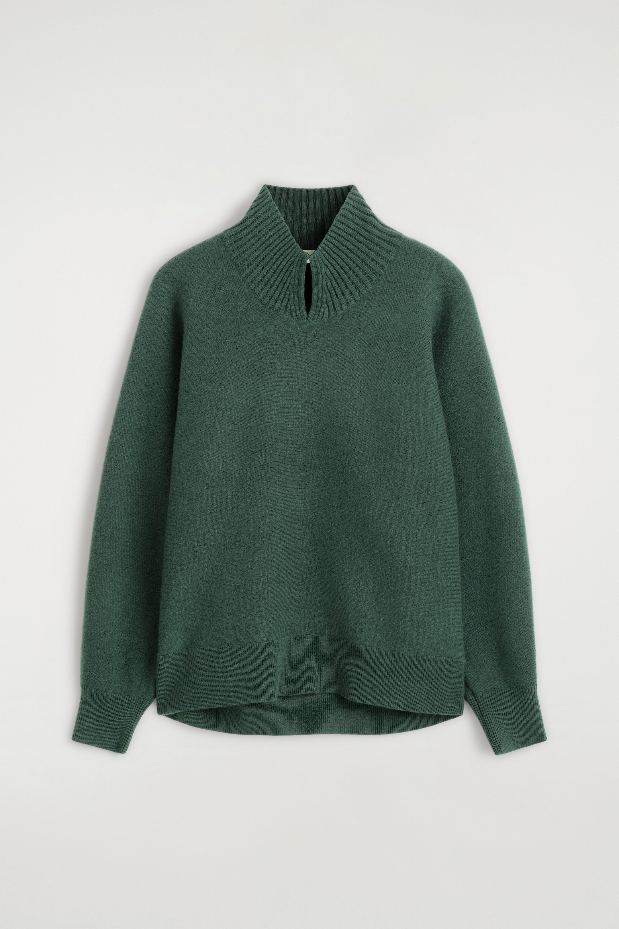 Pull en laine bouillie à col cheminée et détail en V