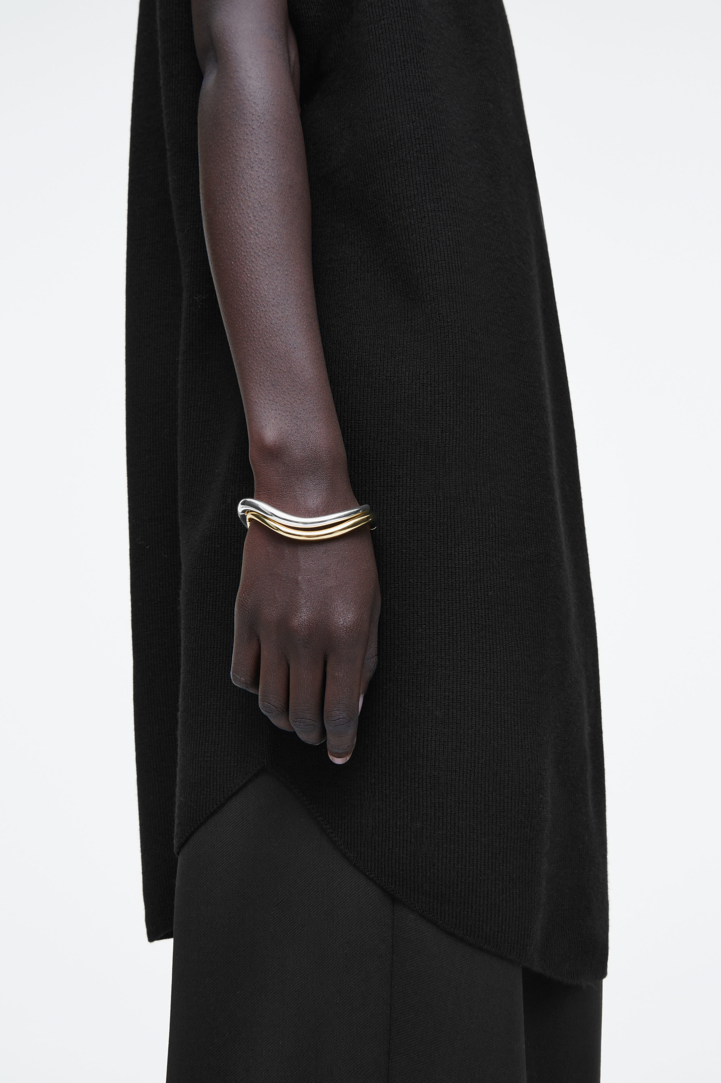 CURVED HINGED BANGLE - SILVER | COS