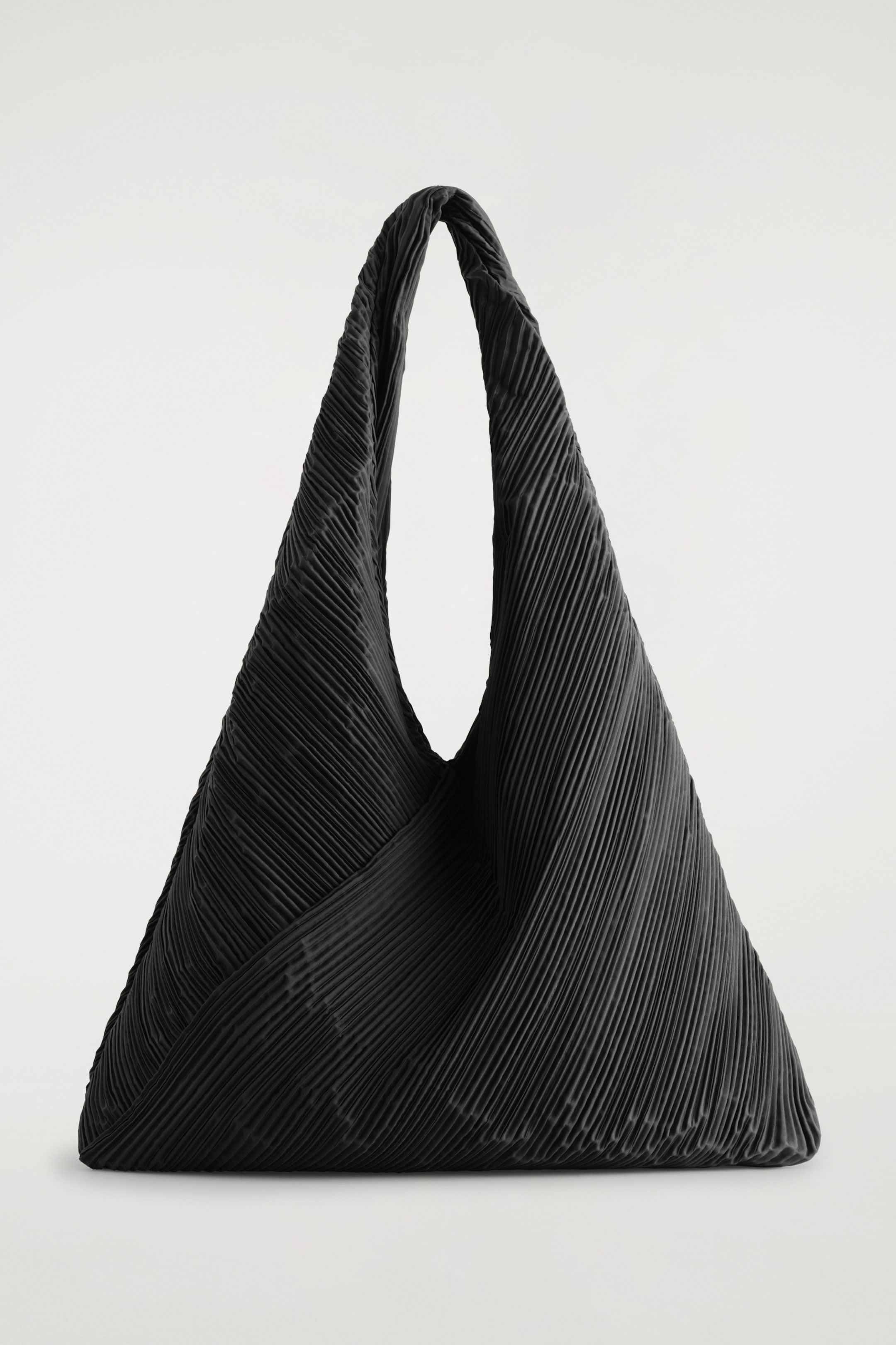 Größeres Bild anzeigen: SKULPTURALE SCHULTERTASCHE – PLISSÉ - SCHWARZ - Ladies | H&M AT 3