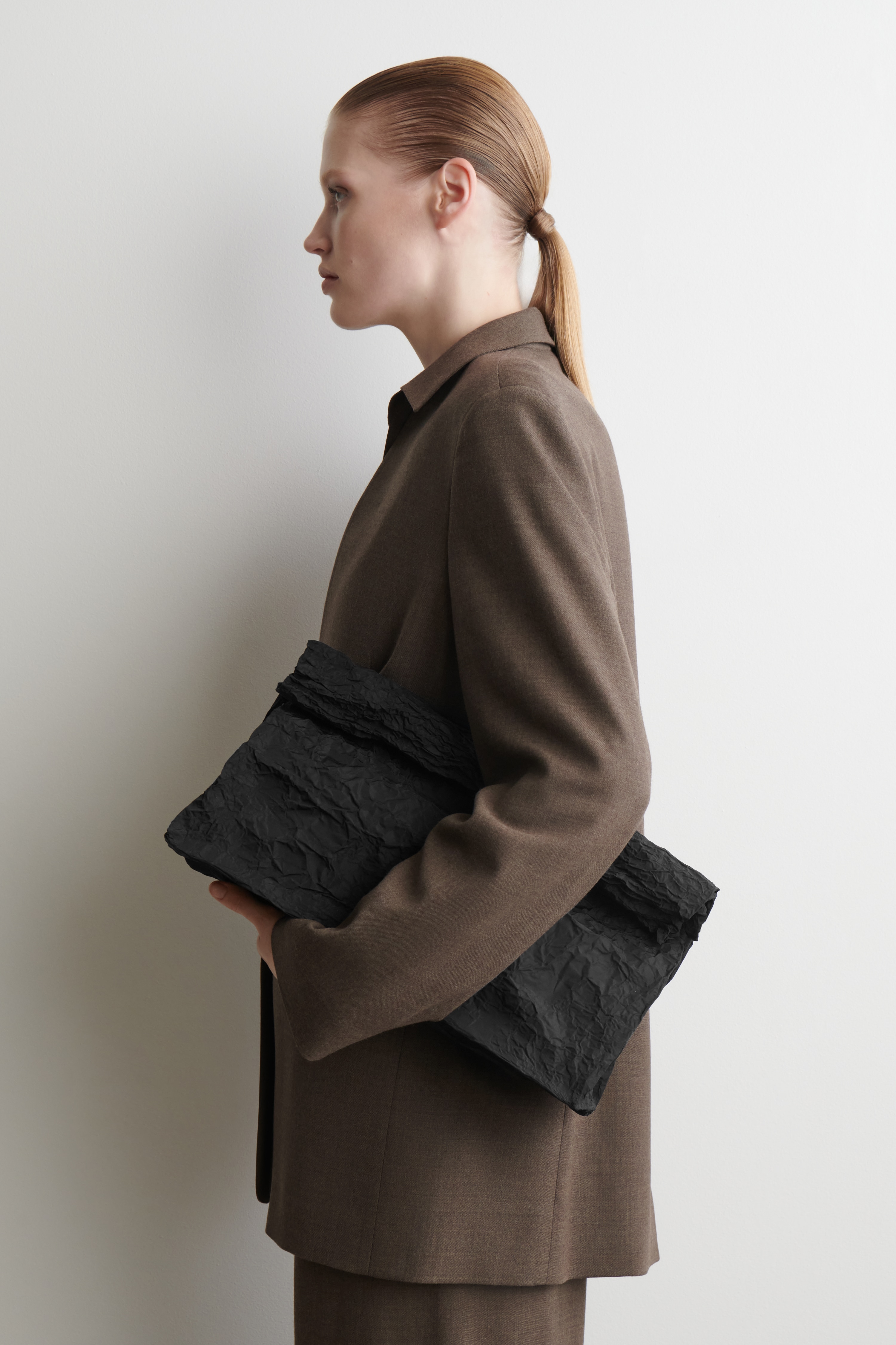 FOLDED OVERSIZED CRINKLED CLUTCH BAG - BLACK